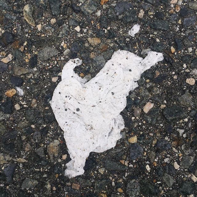 It&rsquo;s a rooster, of course! What do you see? #thepareidoliaproject #pareidolia #creativethinking #rooster #farm #streetart #pavementart