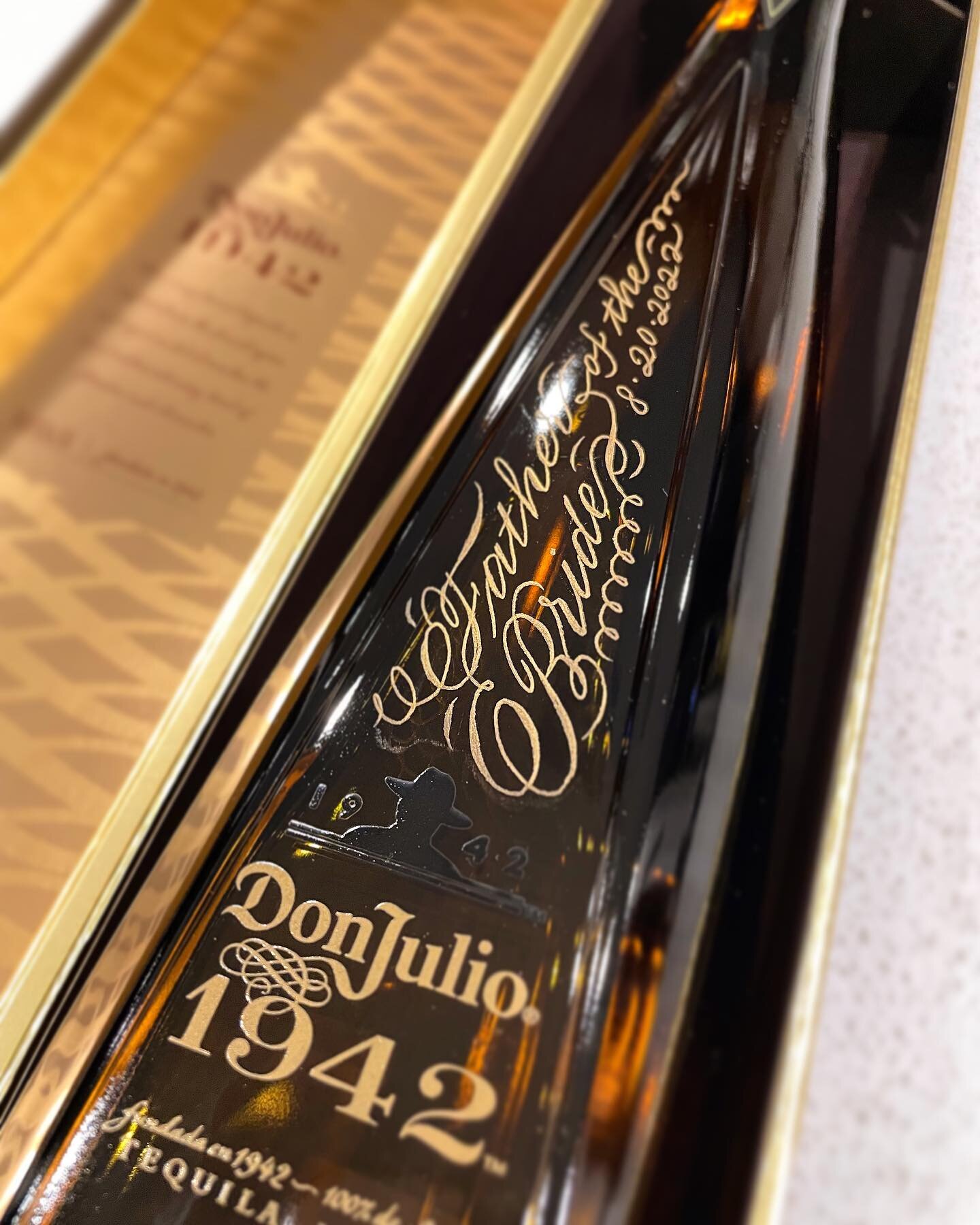 This beautiful tequila bottle was perfect for engraving 🍸Congratulations Christine!

#calligraphy #onsite #liveactivation #calligrapher #handengraving #lettering #calligraphyart #modernlettering #engravingartist #engraving #engraver #calligraphyarti