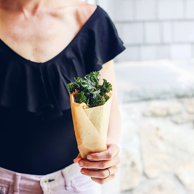 Who else thinks kale chips are the best way to eat kale? ⁣
⁣
Haven&rsquo;t had kale chips? Here&rsquo;s a recipe to try: ⁣
⁣
Kale Chips⁣
⁣
Preheat oven to 275 on the convection setting. ⁣
⁣
In a small bowl mix 1 part Trader Joe&rsquo;s 21 Seasoning S