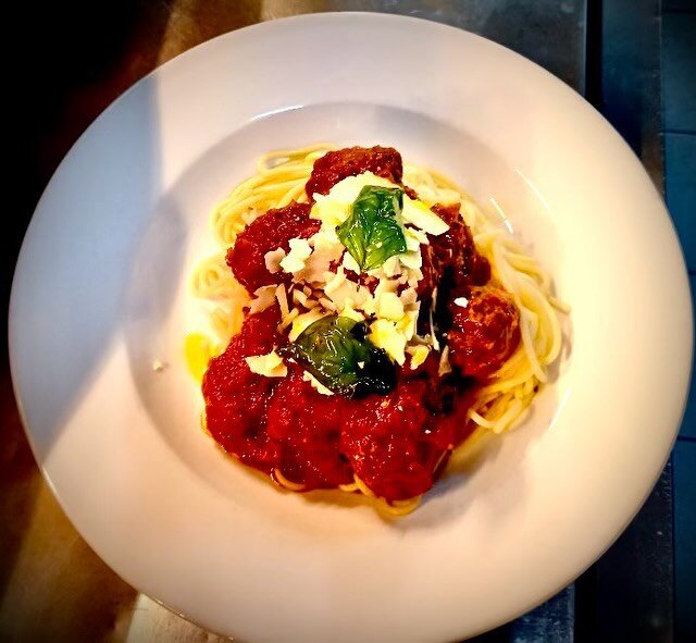 Start your weekend  at Kelly&rsquo;s with our new Red Ale from Urban Alley and one of our yummy specials! Italian meatballs &amp; spaghetti 🍝 🍺