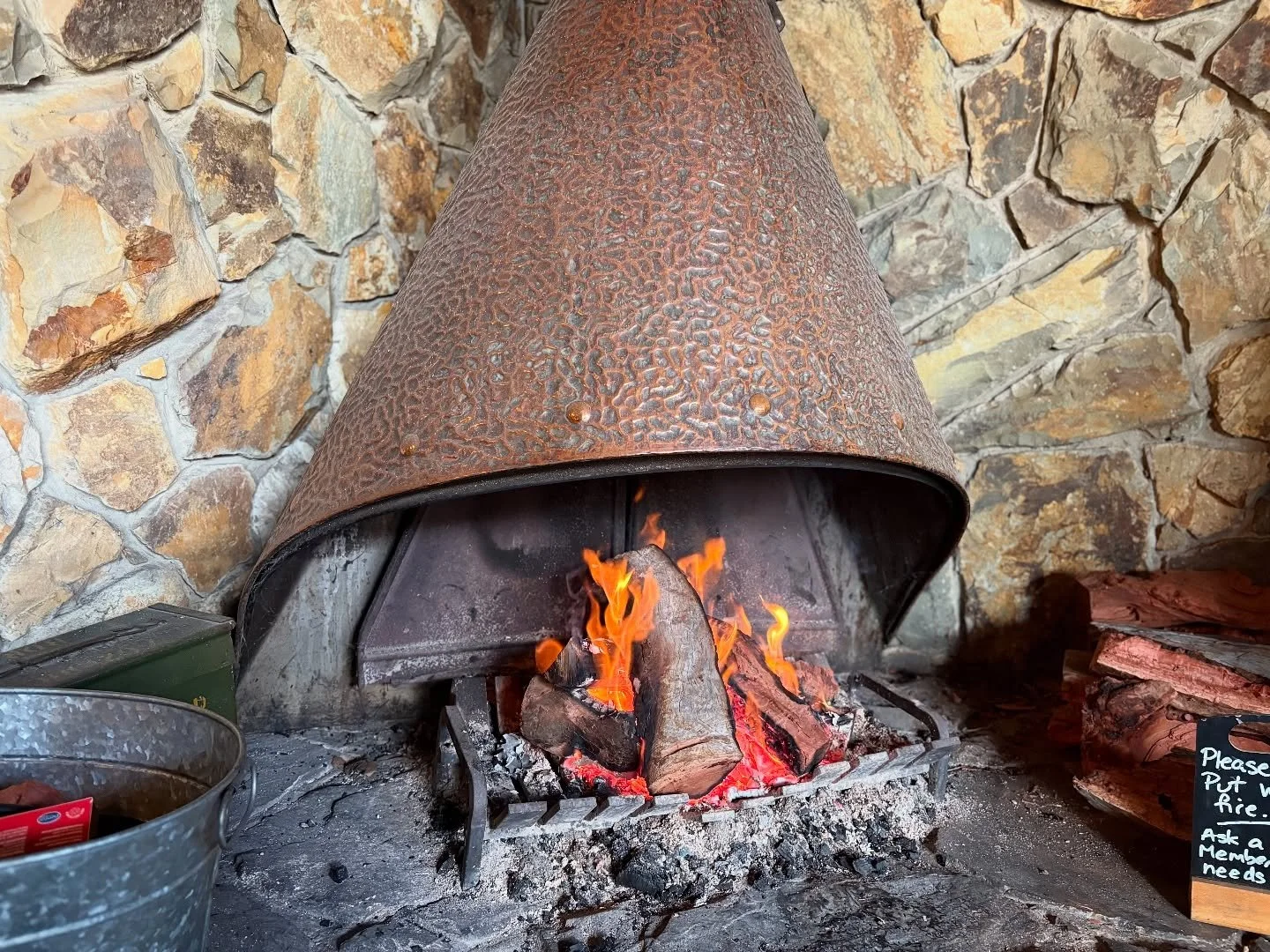 It’s nice and chilly up on the mountain today, so our lovely fire is going to help keep the place nice and warm 🔥
Call 9751 1056 or go to our website to make a booking
