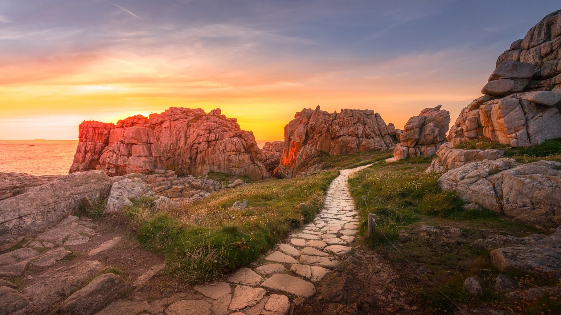Weg naar de rotsen - To the Rocks - Plougrescant.jpg