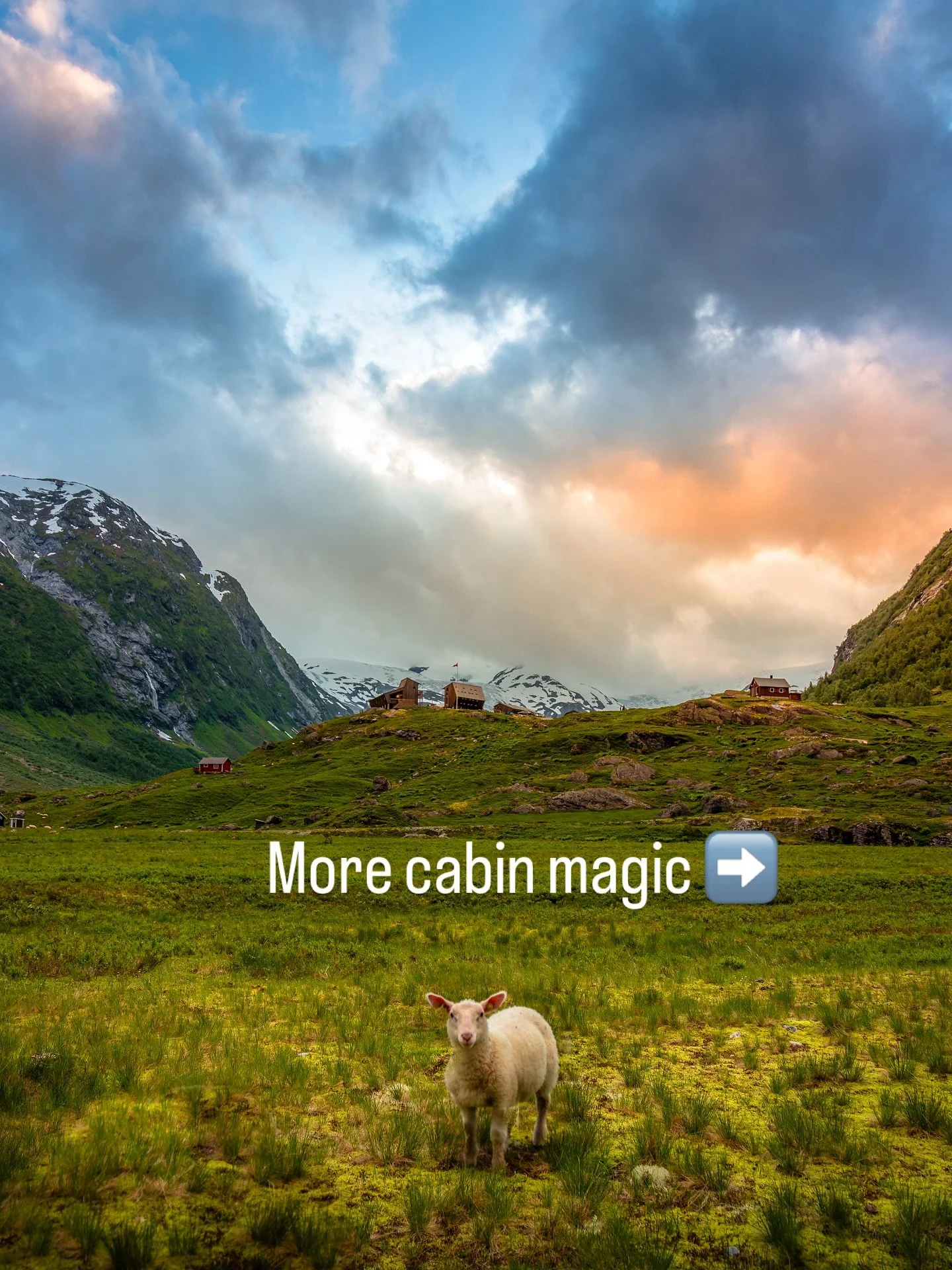 Klaar voor nog meer huttenmagie? ⬇️ Ready for more cabin magic ✨ ?

Niet de hoogste, niet de verst gelegen, niet het weidste uitzicht, maar wie geeft erom? Als je op zo&rsquo;n locatie in @visitnorway bent als hier in het Jostedals National Park, afg