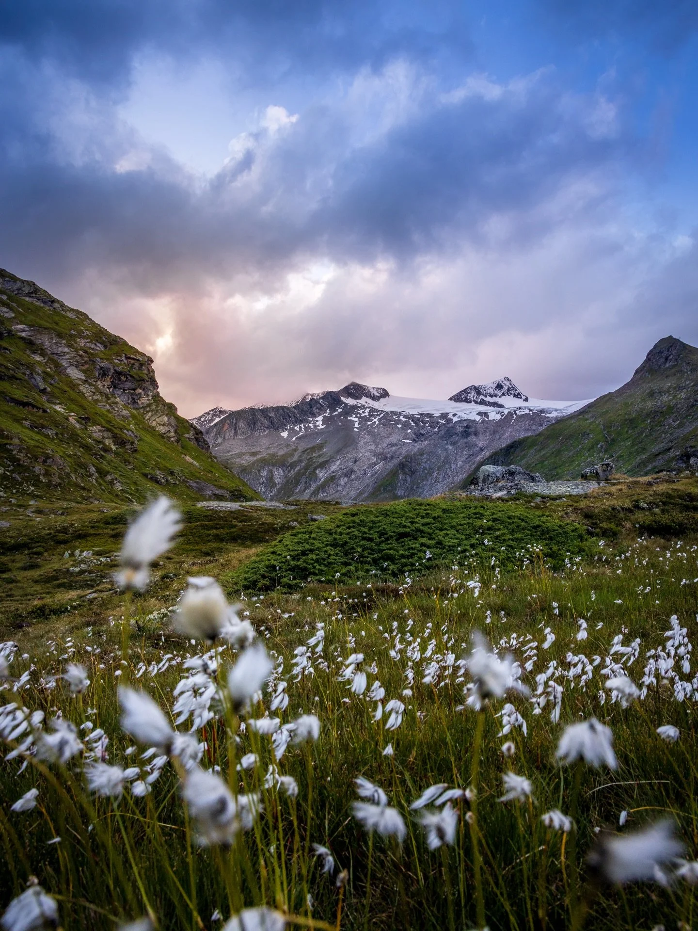 F9,5 - 1/60 - 24mm - iso400 - rf24-105 F4 - canon EosR

#2025 #thisisit #magicsunsets #osttirol #johannish&uuml;tte #mountains #alps #matreiinosttirol #landscapephotography #aplanphotography #sun #clouds #wanderlust #landscapelovers #naturebrillance 