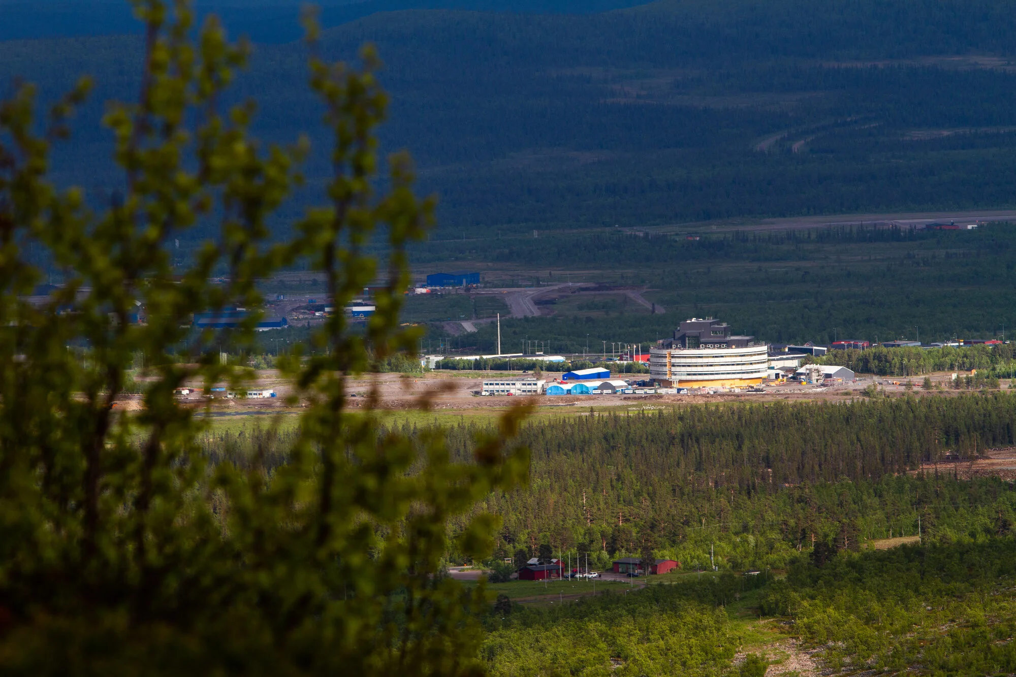  Det nya stadshuset är den första byggnaden i Kirunas nya centrum. 3 km öster om det nuvarande.  