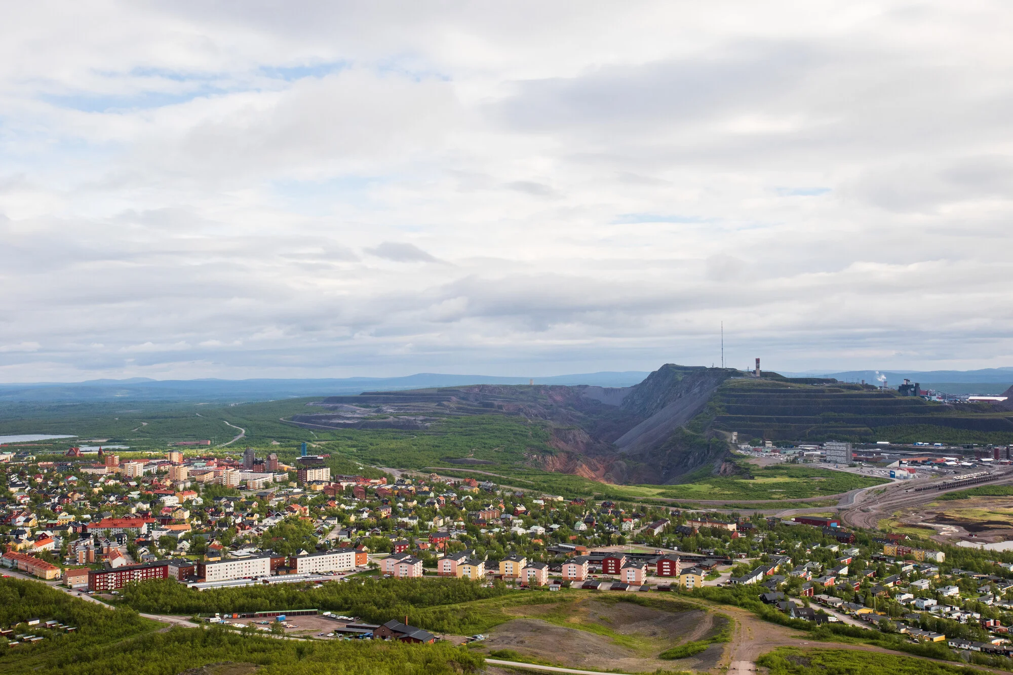  Kiruna och gruvbolaget LKAB är i startgroparna för stadsomvandlingen där ungefär 6000 människor måste flytta. Den nya stadskärnan placeras tre kilometer öster om den gamla. Detta gör man för att kunna fortsätta bryta malm i LKAB:s gruva.  