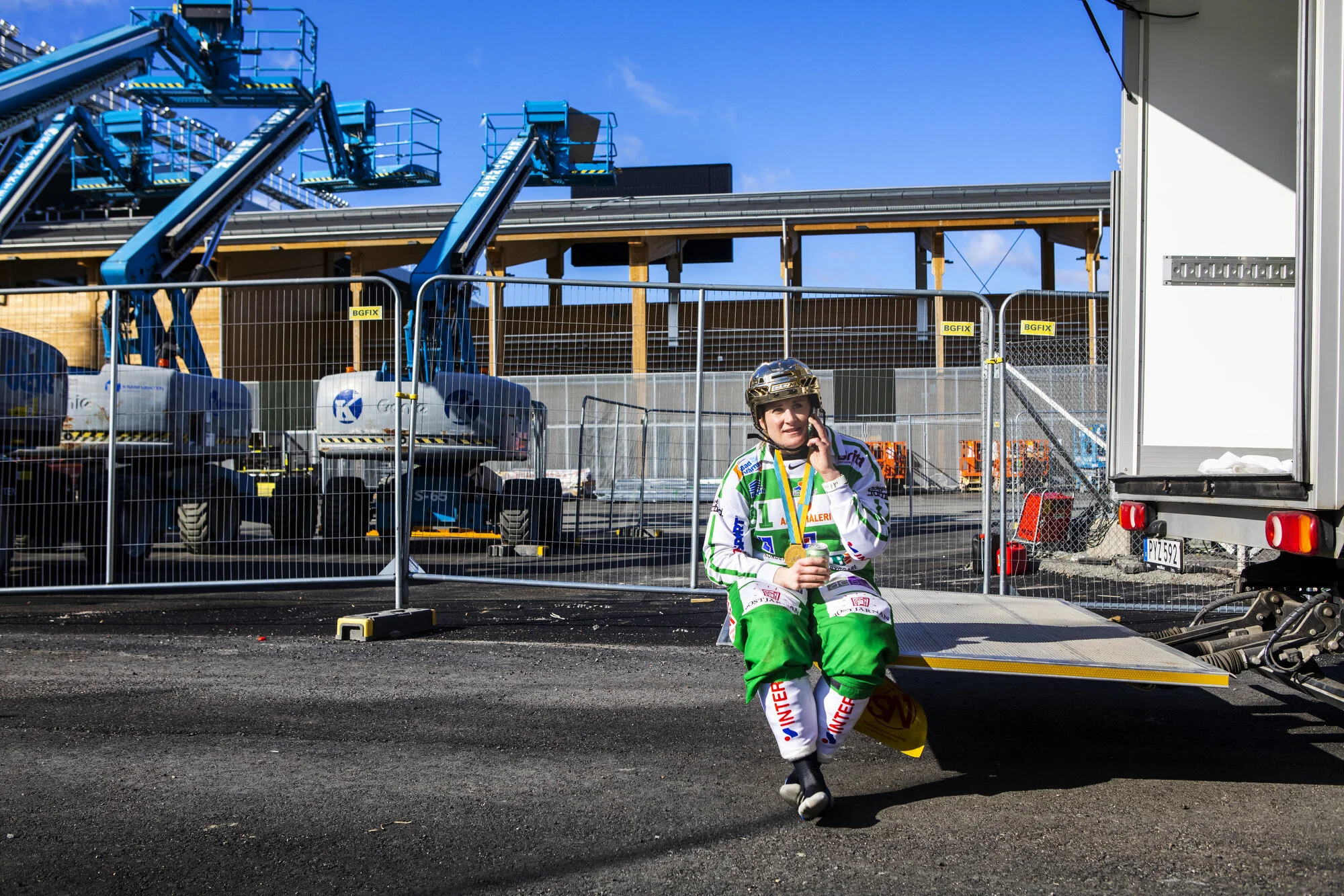  Anna Fosselius tar emot gratulationer från familj och vänner som inte kunde se finalen på plats.  