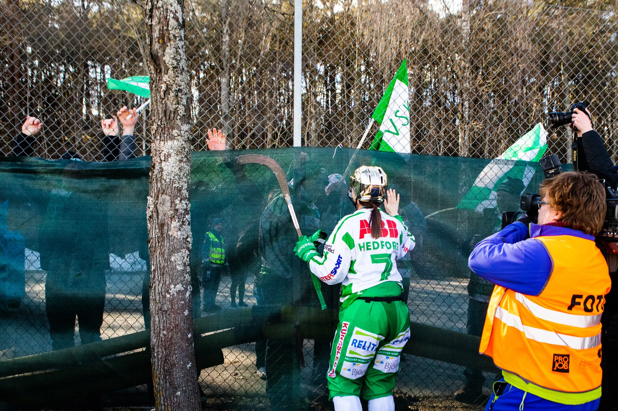  På andra sidan staketet står Malin Hedfors föräldrar. Dom har just fått se sin dotter bli svensk mästare i sin sista match i karriären. 