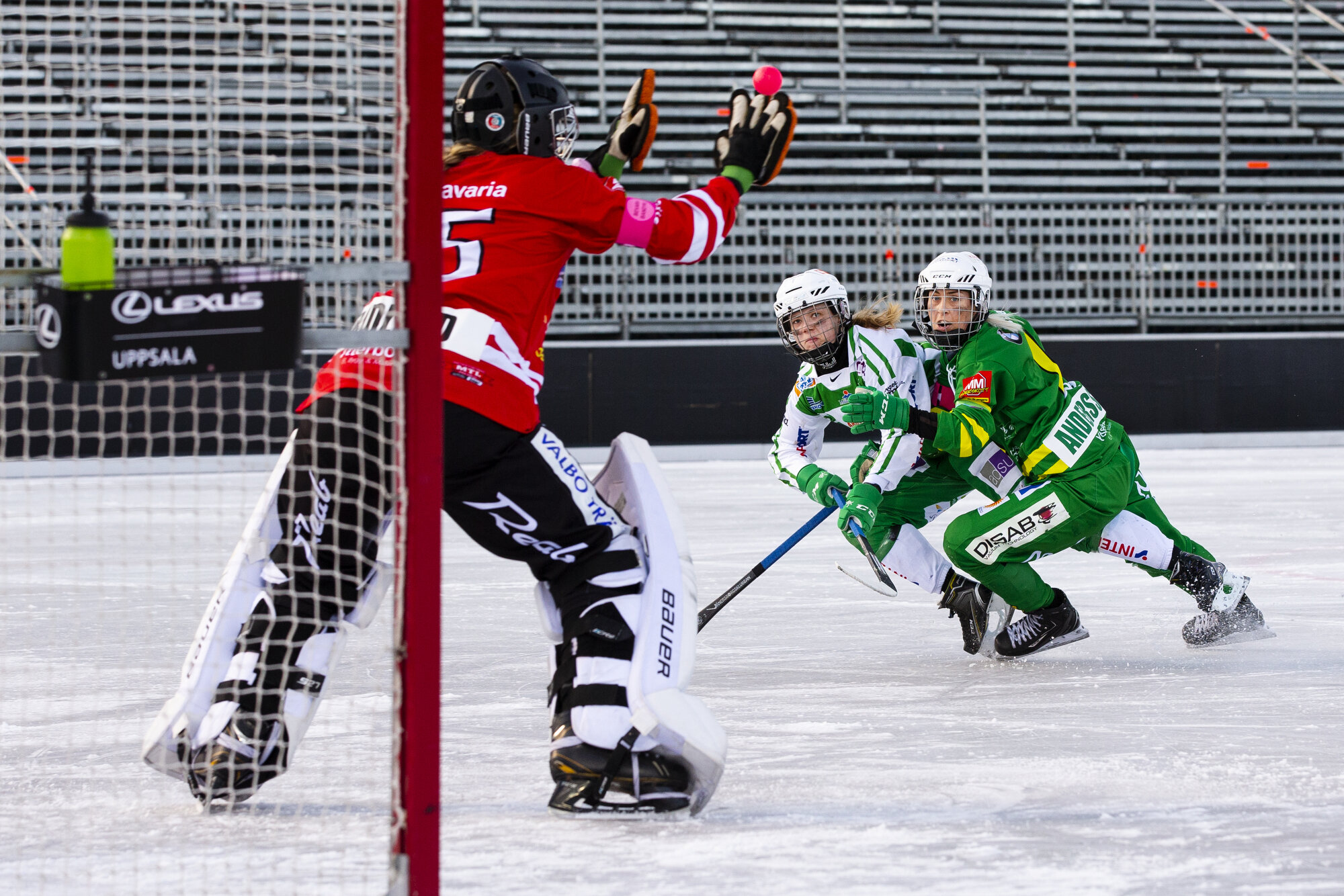  Med knappt en kvart kvar av matchen lyckas Linda Lohiniva, trots tuff uppvaktning från Skutskärs Malin Andersson, reducera till 2-3. Det blev startskottet på vändningen som fullbordades på stopptid.  