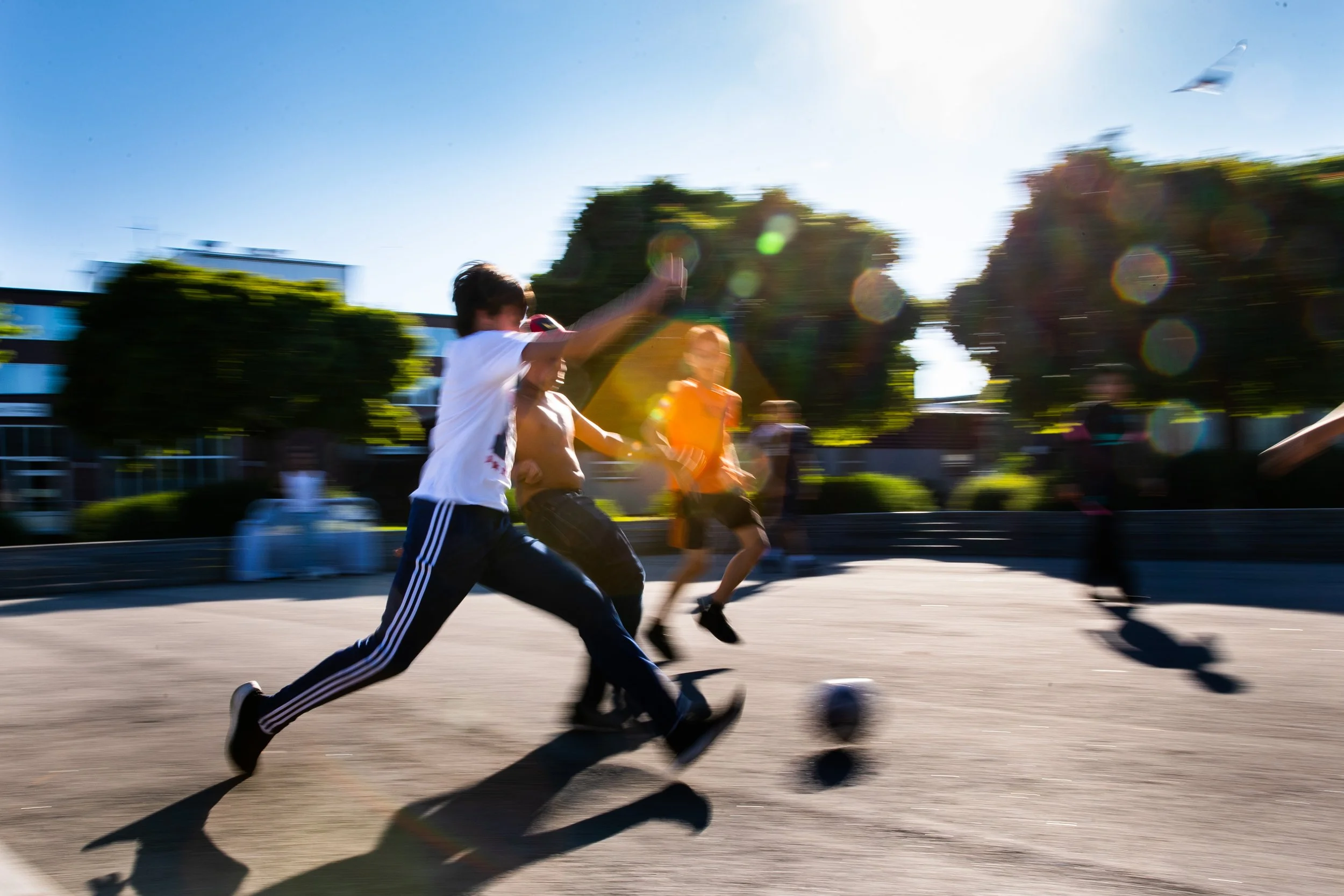  Barn och ungdomar spelar fotboll på Gränbyskolan i Uppsala. 