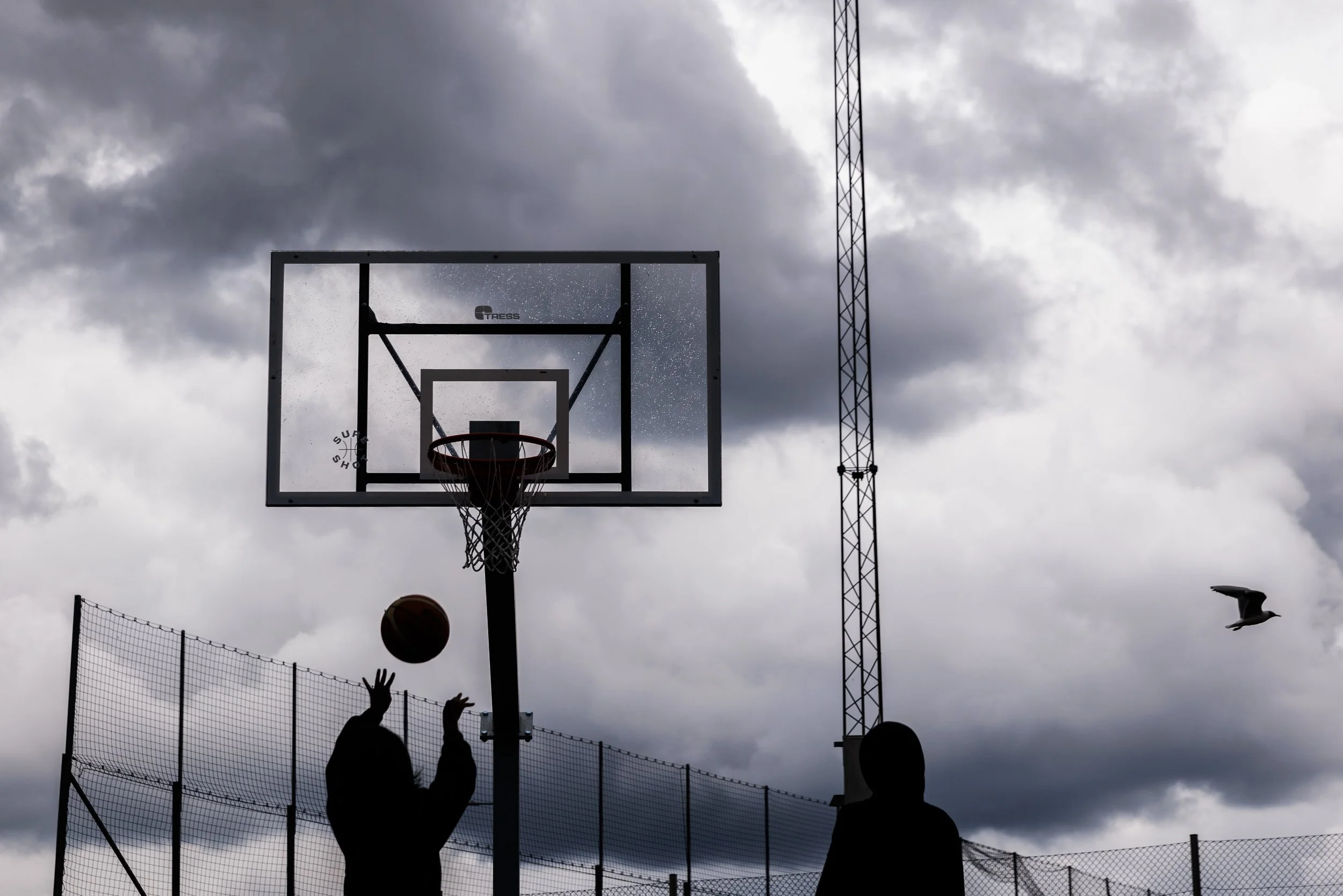  Barn och ungdomar spelar basket på ett sommarcamp arrangerat av VGB IF den 4 juli 2024 i Tensta. 
