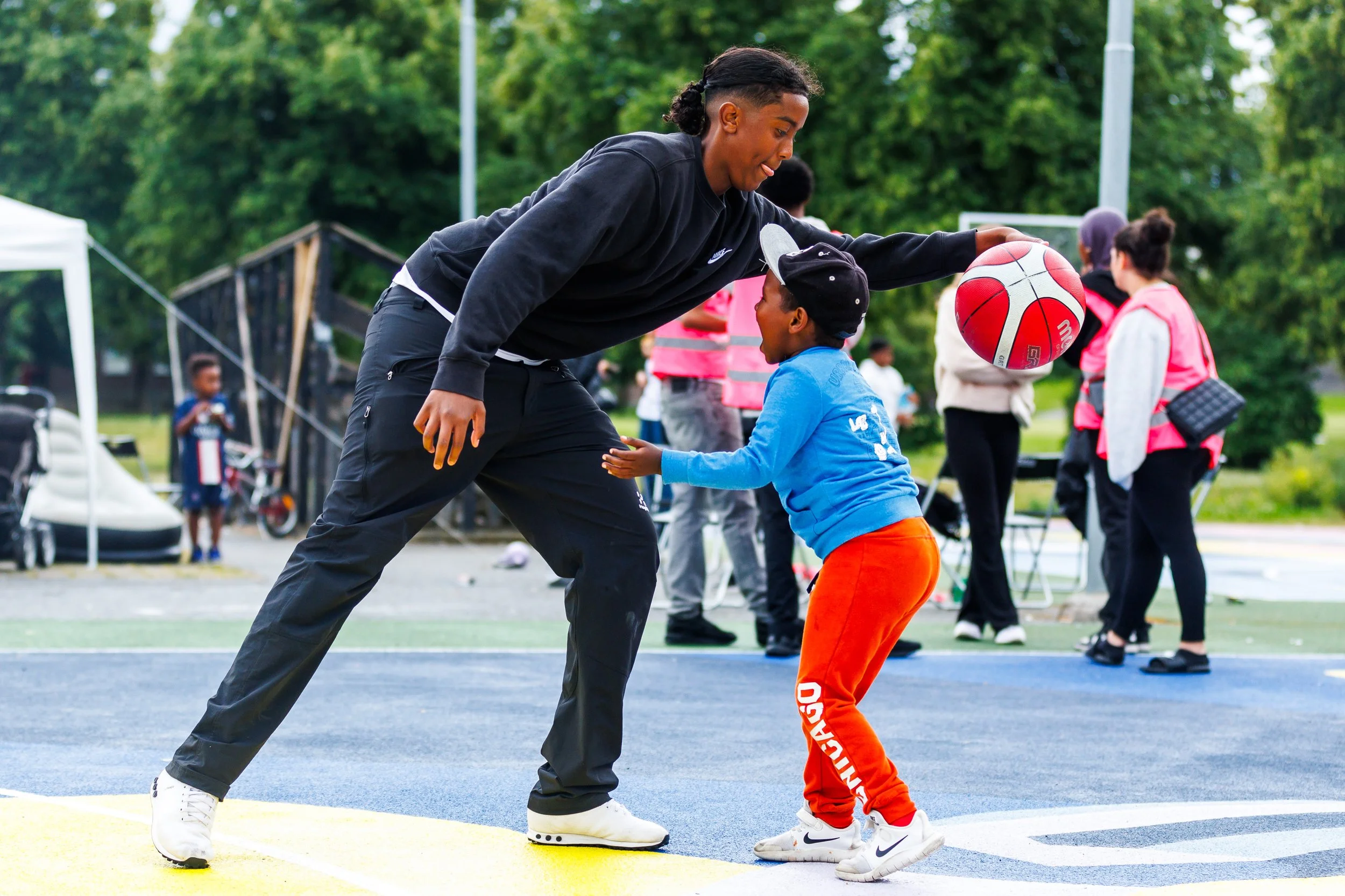  Barn och ungdomar spelar basket på ett sommarcamp arrangerat av VGB IF den 4 juli 2024 i Tensta. 