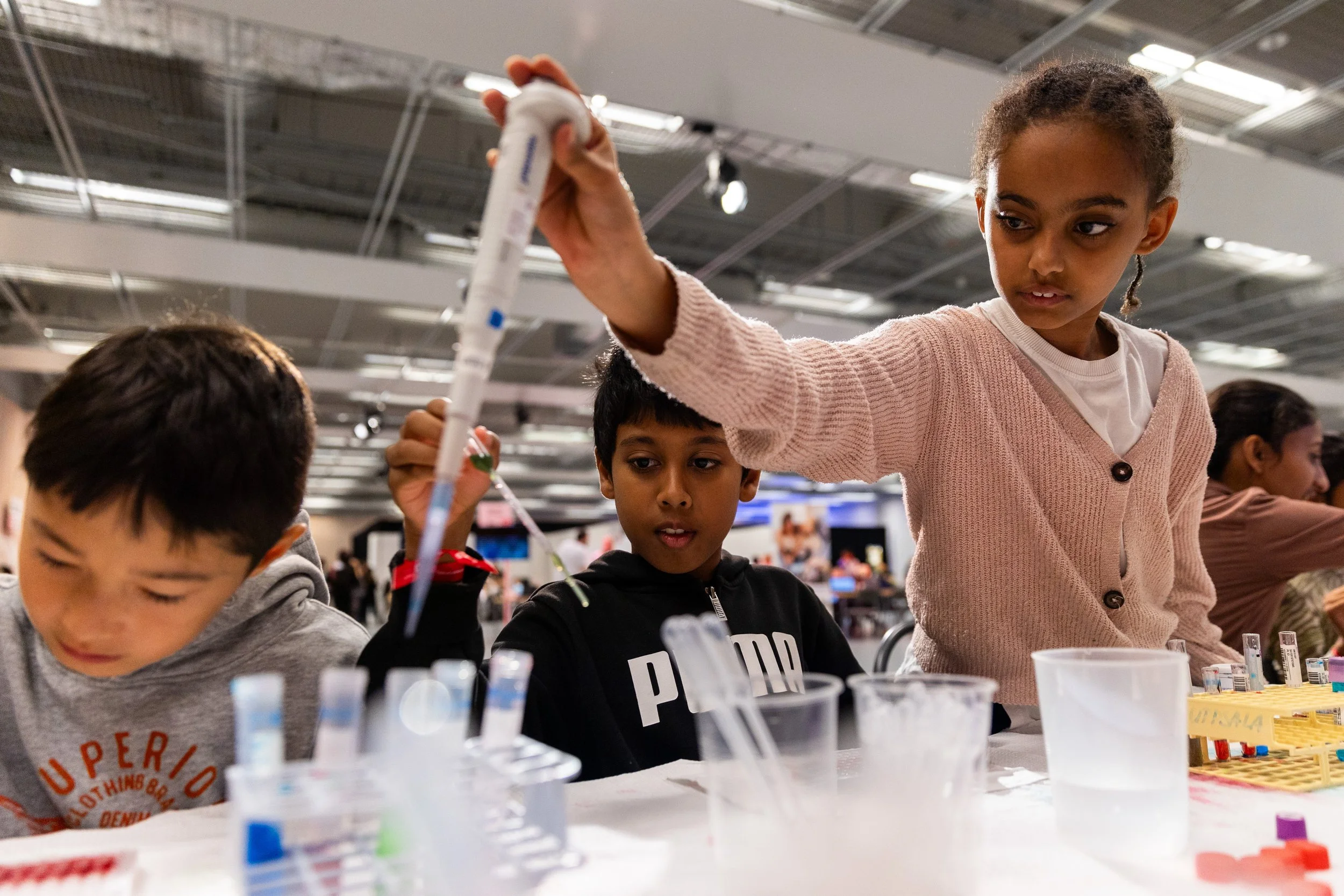  Reportage om den två dagar långa och populära vetenskapsfestivalen Sci-Fest, som hålls varje år. Festivalen är öppen för alla åldrar och ska locka fram era nyfikenhet kring vetenskap i olika former. 