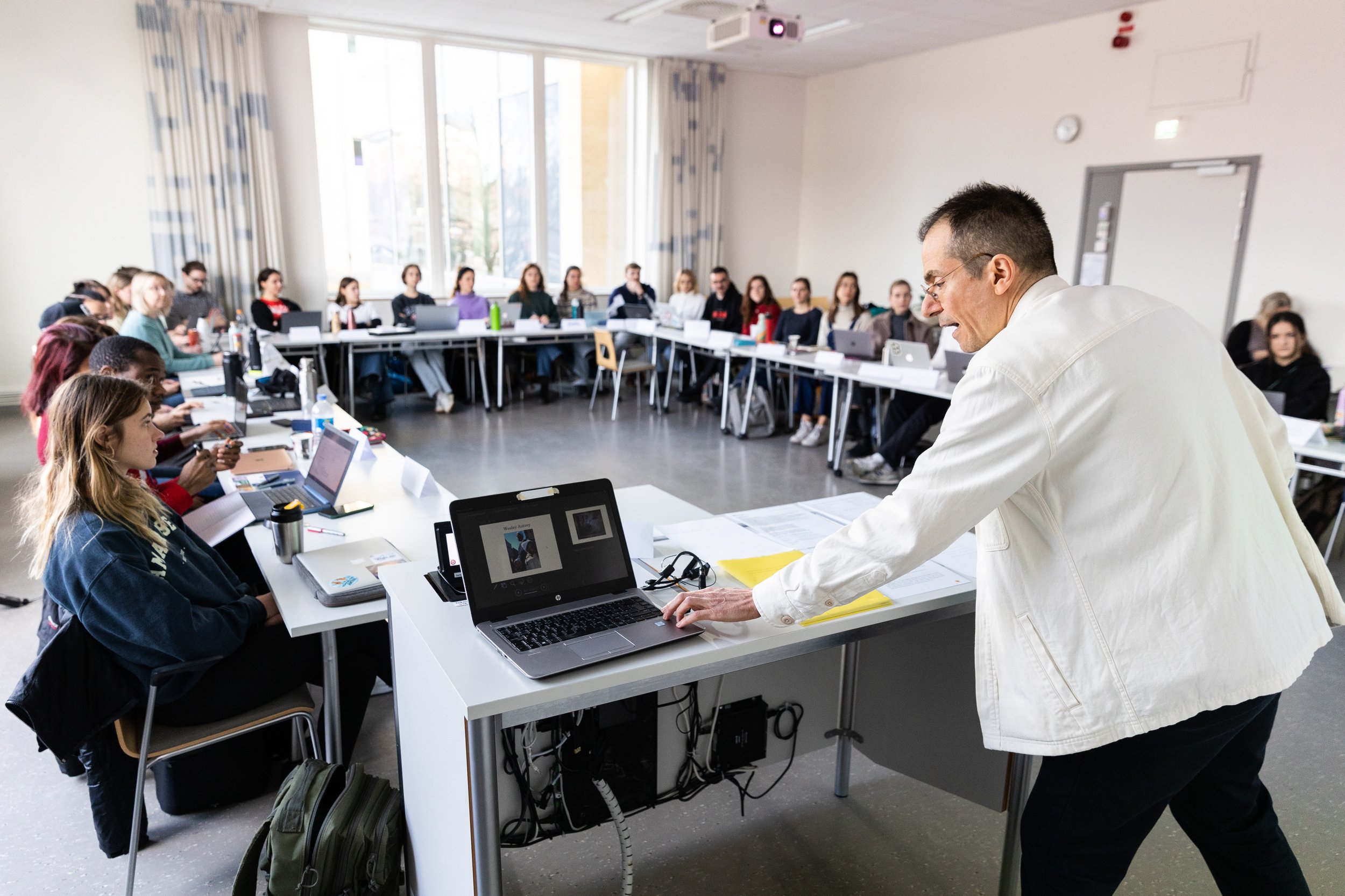  Lektor Brian Palmer undervisar på Uppsala universitet. 