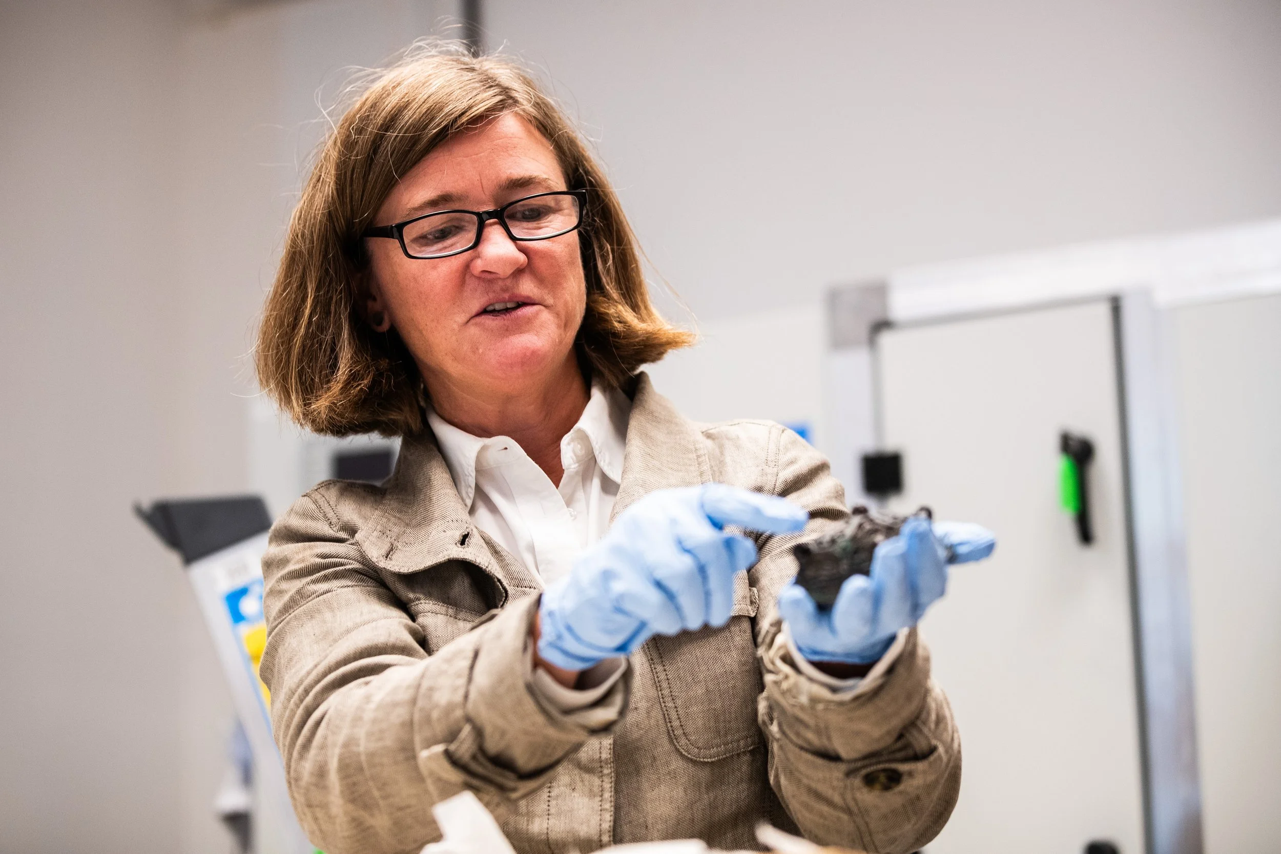  Charlotte Hedenstierna-Jonson, forskare vid Uppsala Universitet, visar upp föremål från Vendeltiden. 