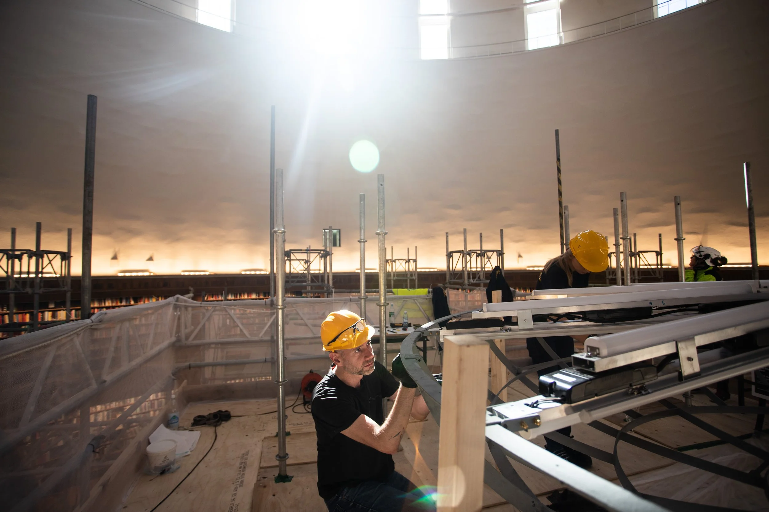  Reportage om renovering av ljuskronan i Stockholms stadsbibliotek, som visar på dels vilka fina miljöer som hantverkarna arbetar i, samt vilken yrkesskicklighet som krävs för den typen av uppdrag. 