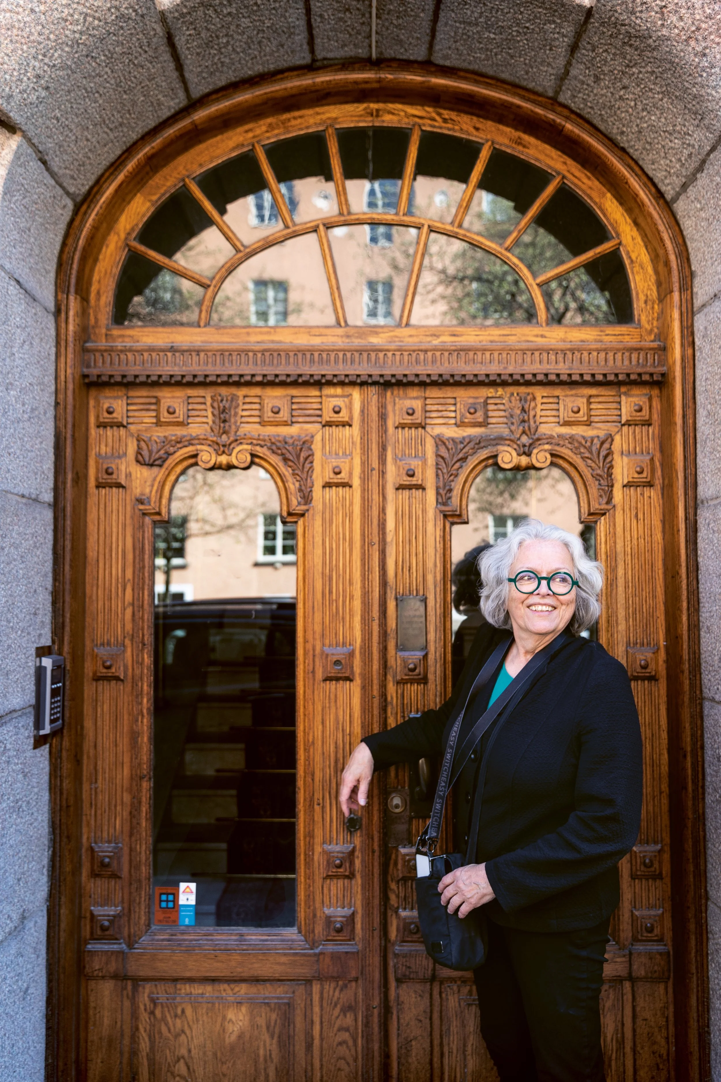  Arkitekt Laila Reppen letar tidstypiska detaljer på stadens hus. Här utanför ett lägenhetshus i Stockholm. 