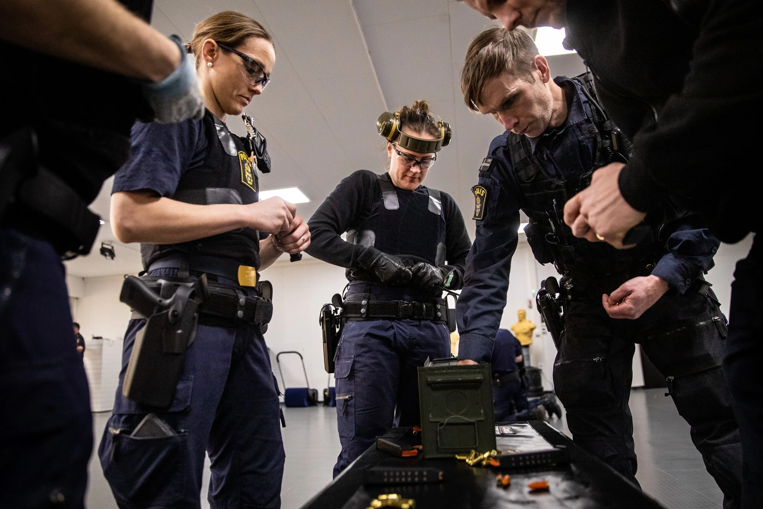  Reportage om polisens nya tjänstevapen, hur det fungerar, och hur poliserna utbildas i att hantera vapnet på olika sätt och i olika miljöer och situationer. 