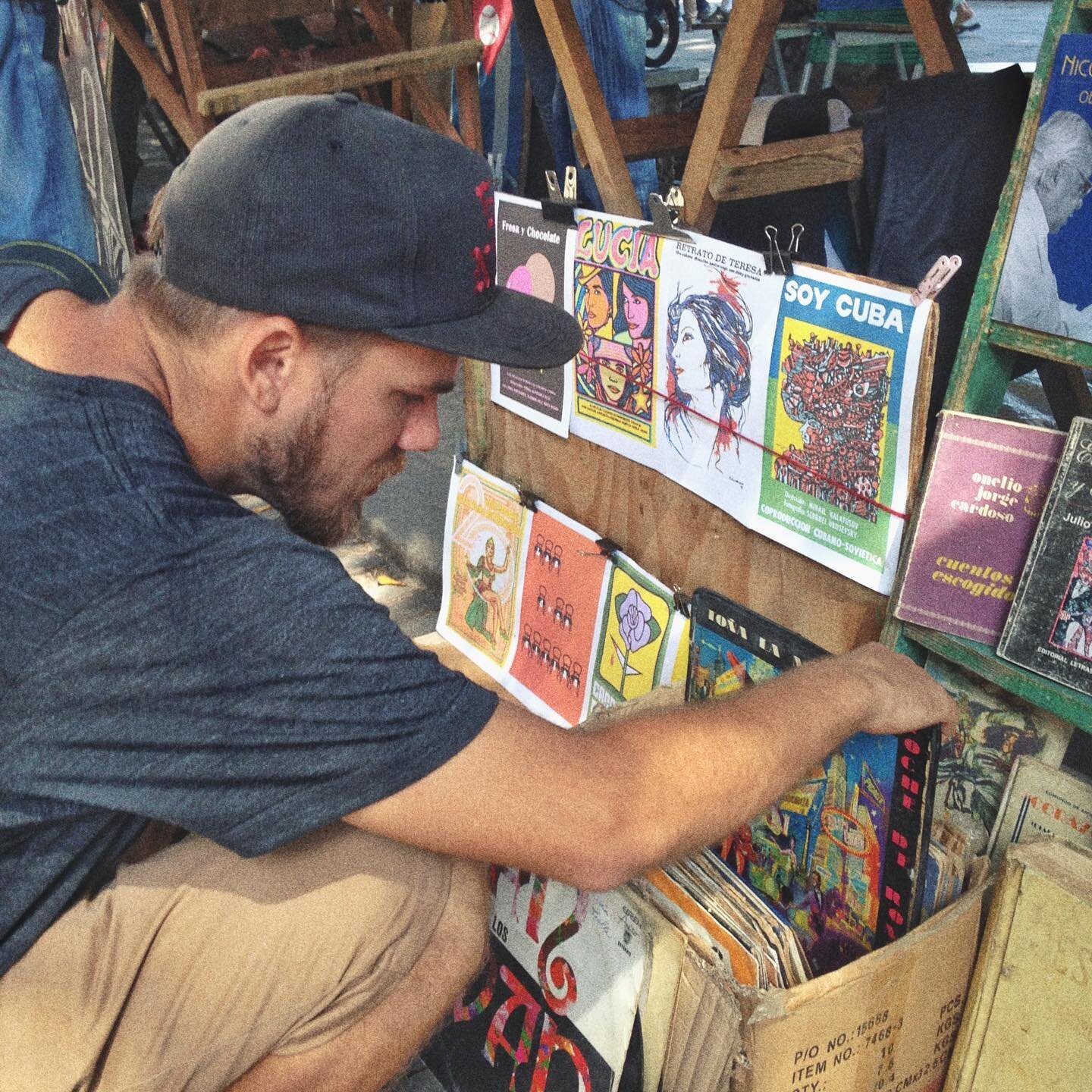 Los Originales:
Hunting for vinyl audio treasures with @tha_fixer and @otrodios -
Centro Habana, 2014.
.
.
.
.
.
.
.
.
.
#amigos😍 #musicacubana #centrohabana #skateboard #missionstrip #havanacuba #amigoskatecuba #vinylcollector