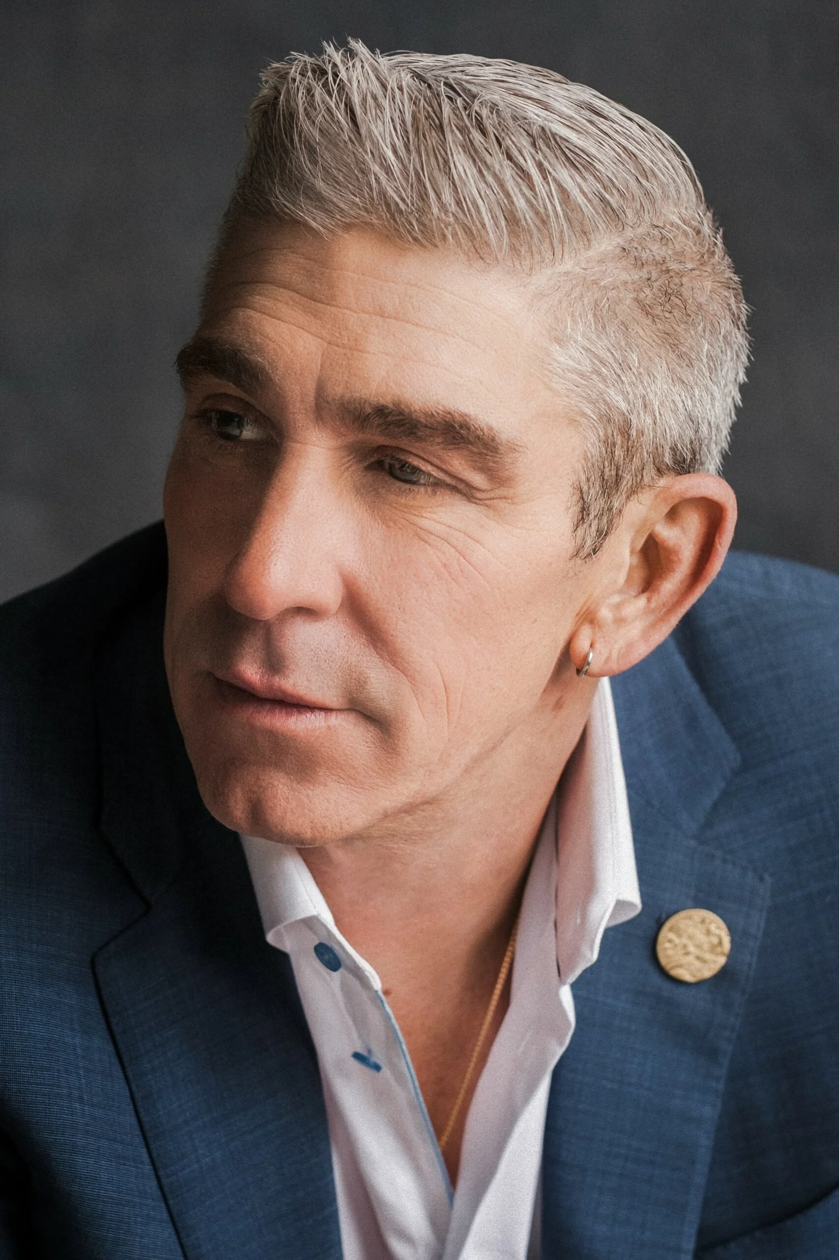 Richard Blanco’s life reads like a map whose borders refuse to stay still. Born in Madrid to Cuban exile parents, raised in the working-class neighborhoods of Miami, and called upon to speak at the center of national history as the fifth Presidential