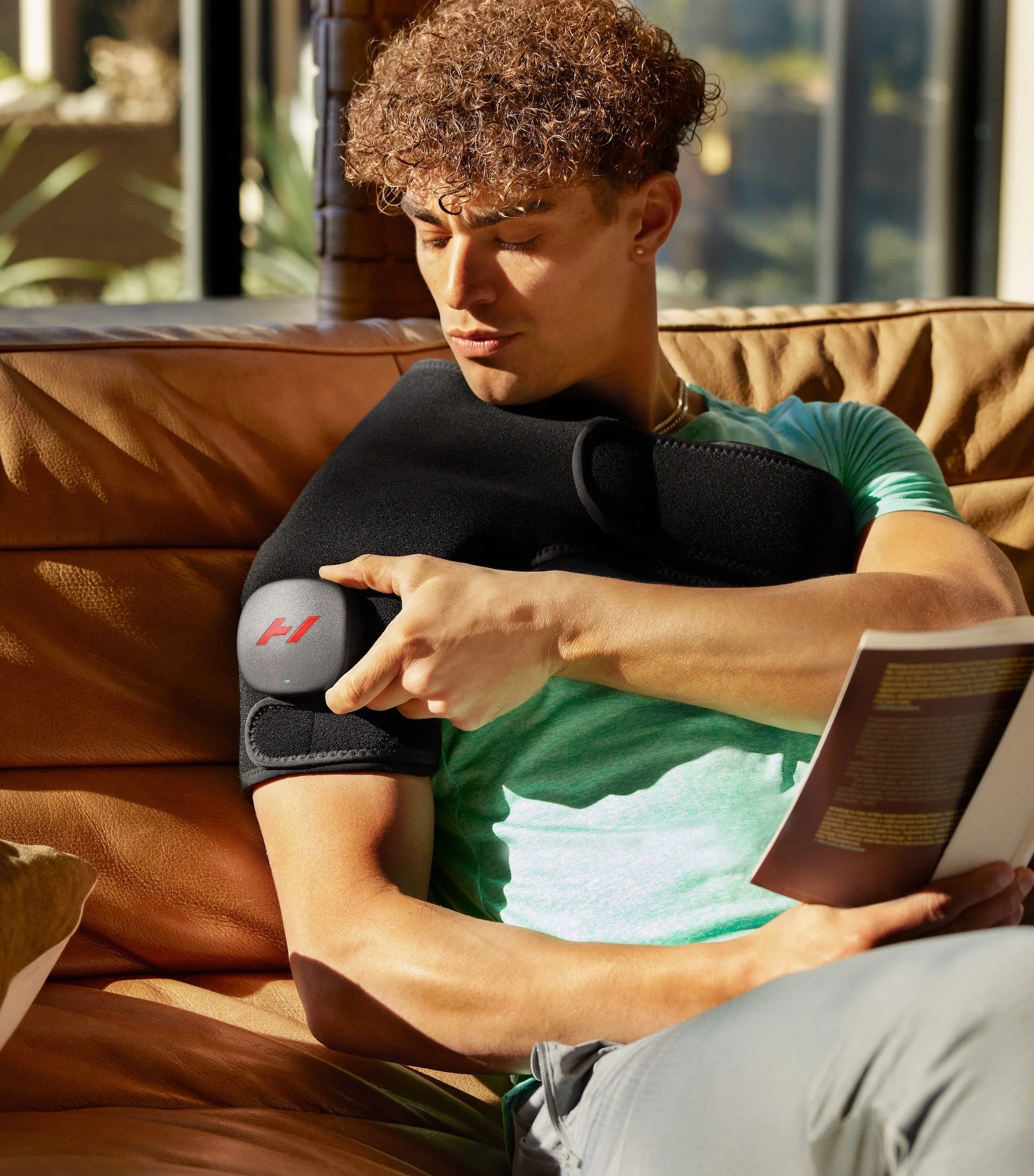 LIVINGROOM_VENOM2_SHOULDER_01438_V3_Web.jpg