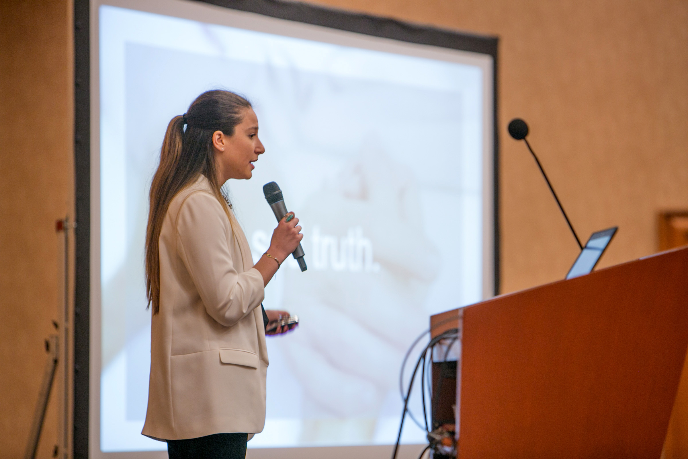 Alex Coren pitches Wambi at the 2017 SEP pitch competition. 