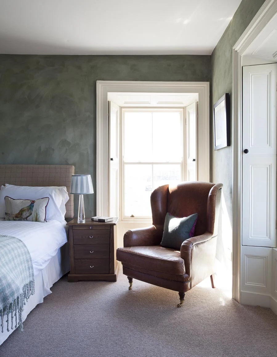 The listed status of the house dictated that many of the interior walls had to be rendered with lime plaster and therefore finished with lime wash paints instead of modern emulsions. The texture of these walls stood in stark contrast to the smooth plaster elsewhere but became a feature when teamed with a contrasting paint colour.