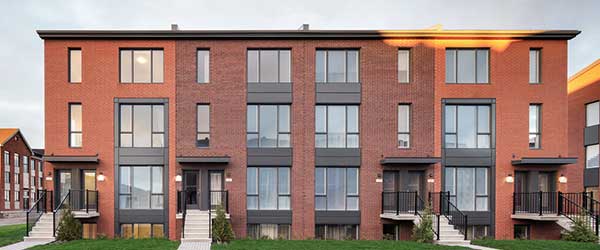 Une des caractéristiques d'un projet LEED habitations Certifié, un fenêtrage généreux et de haute qualité. Crédit : Sotramont