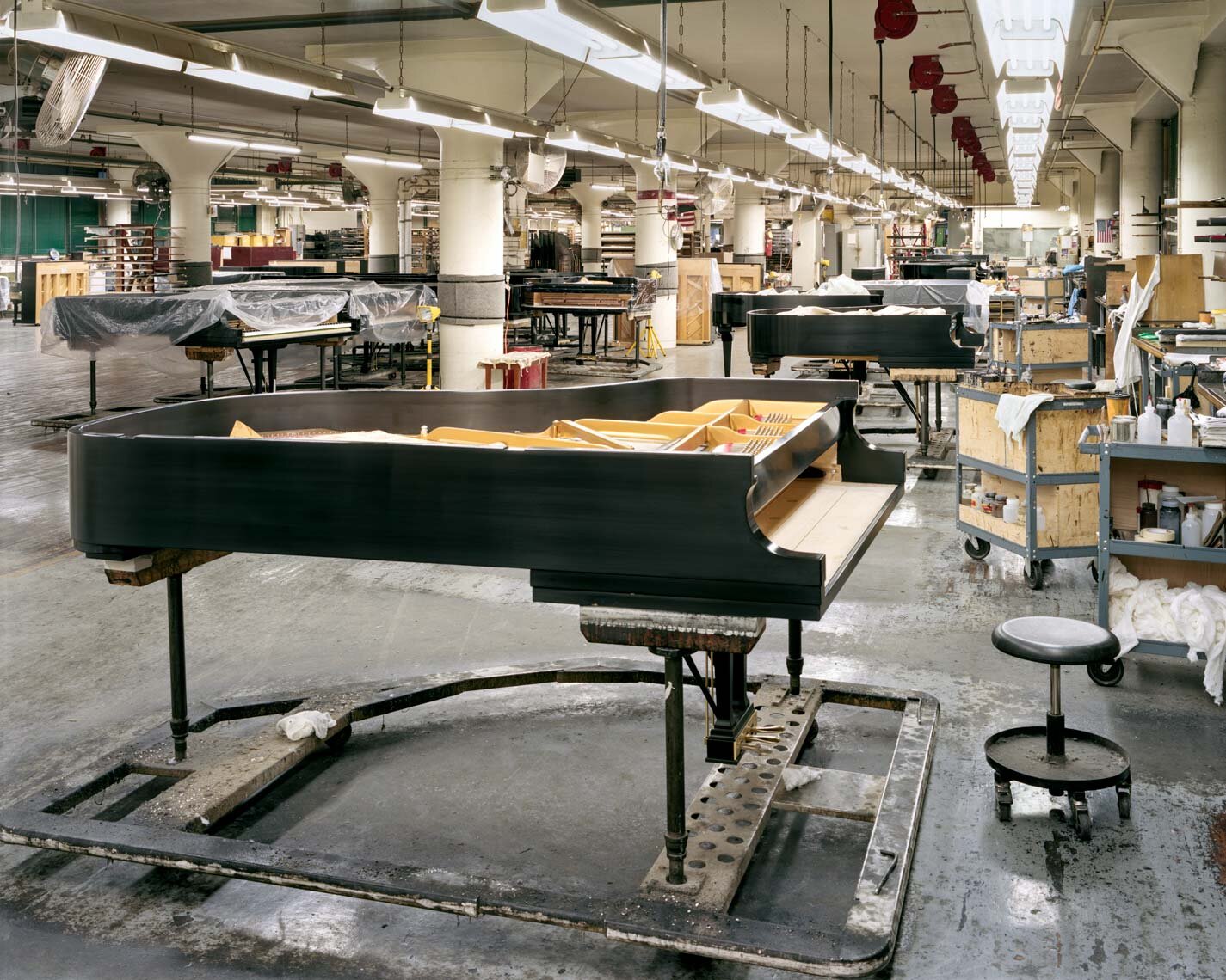 Муз фабрика. Фабрика роялей. Комбинат музыкальных инструментов. Фабрика по изготовлению пианино. Фабрика по изготовлению.