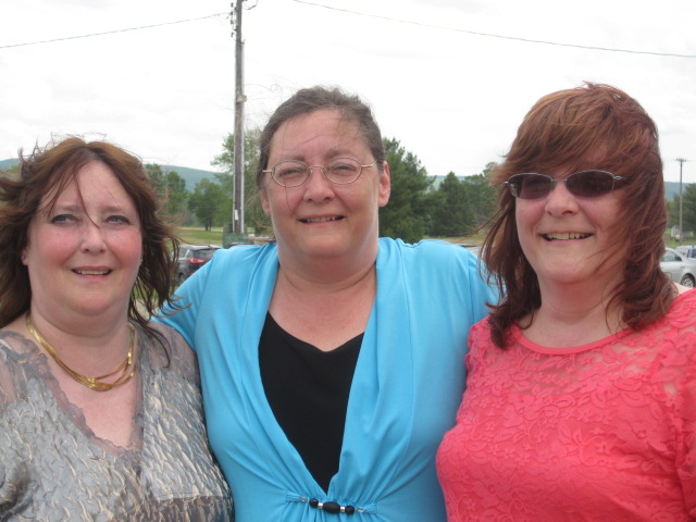 Sisters Dawn, Autumn, and Lynn in 2014