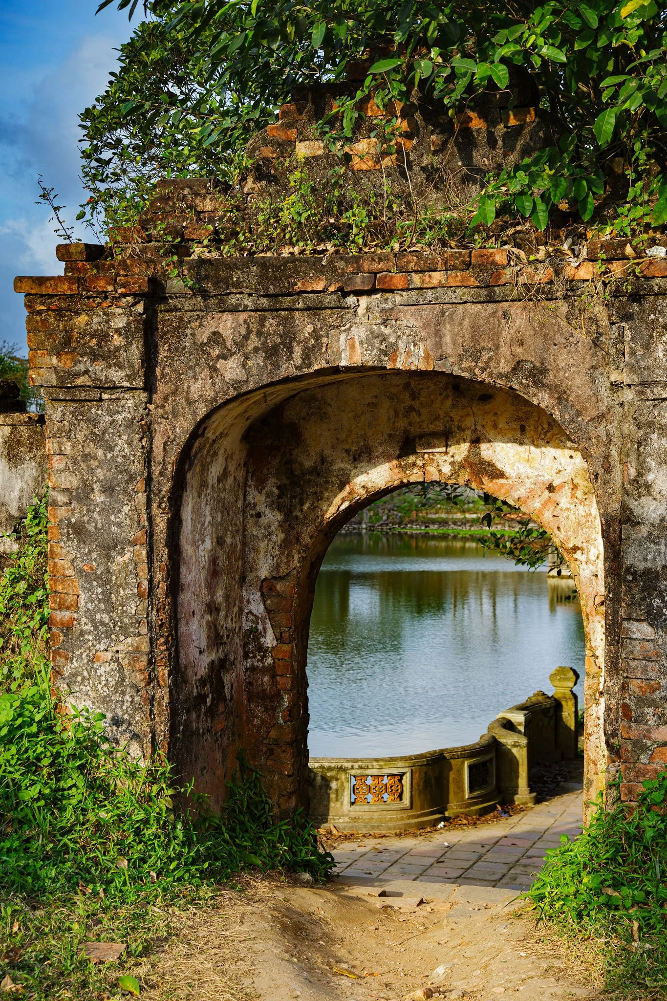 Vieille porte donnant sur l'étang