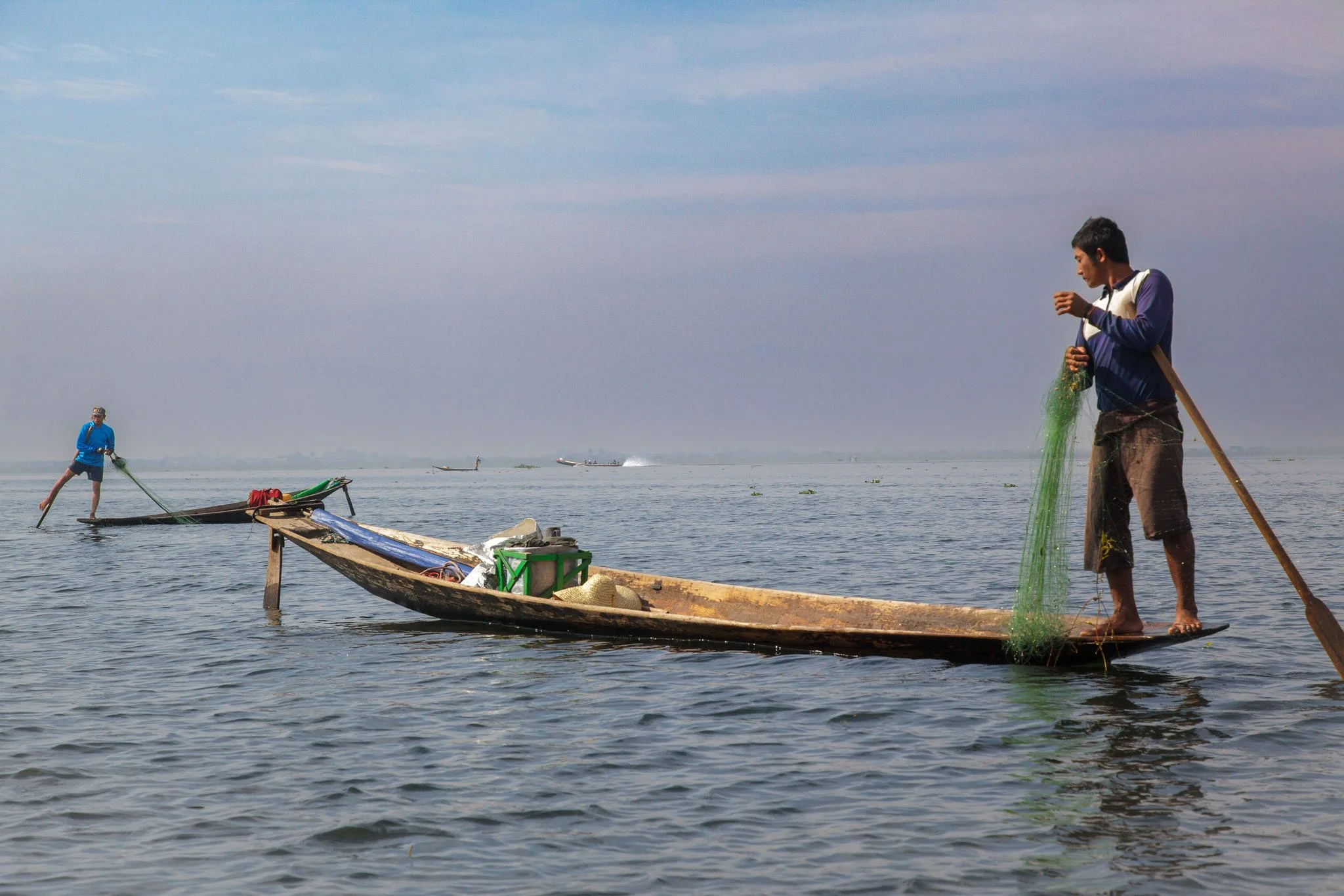 Pêcheur sur la proue de son sampan