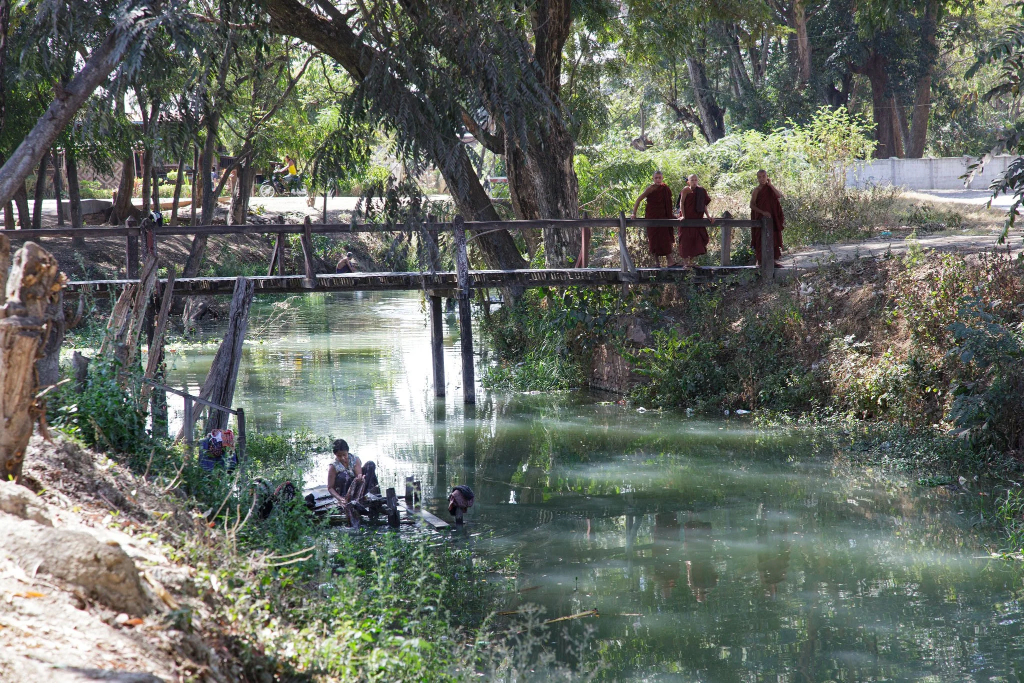 Trois moines sur un pont