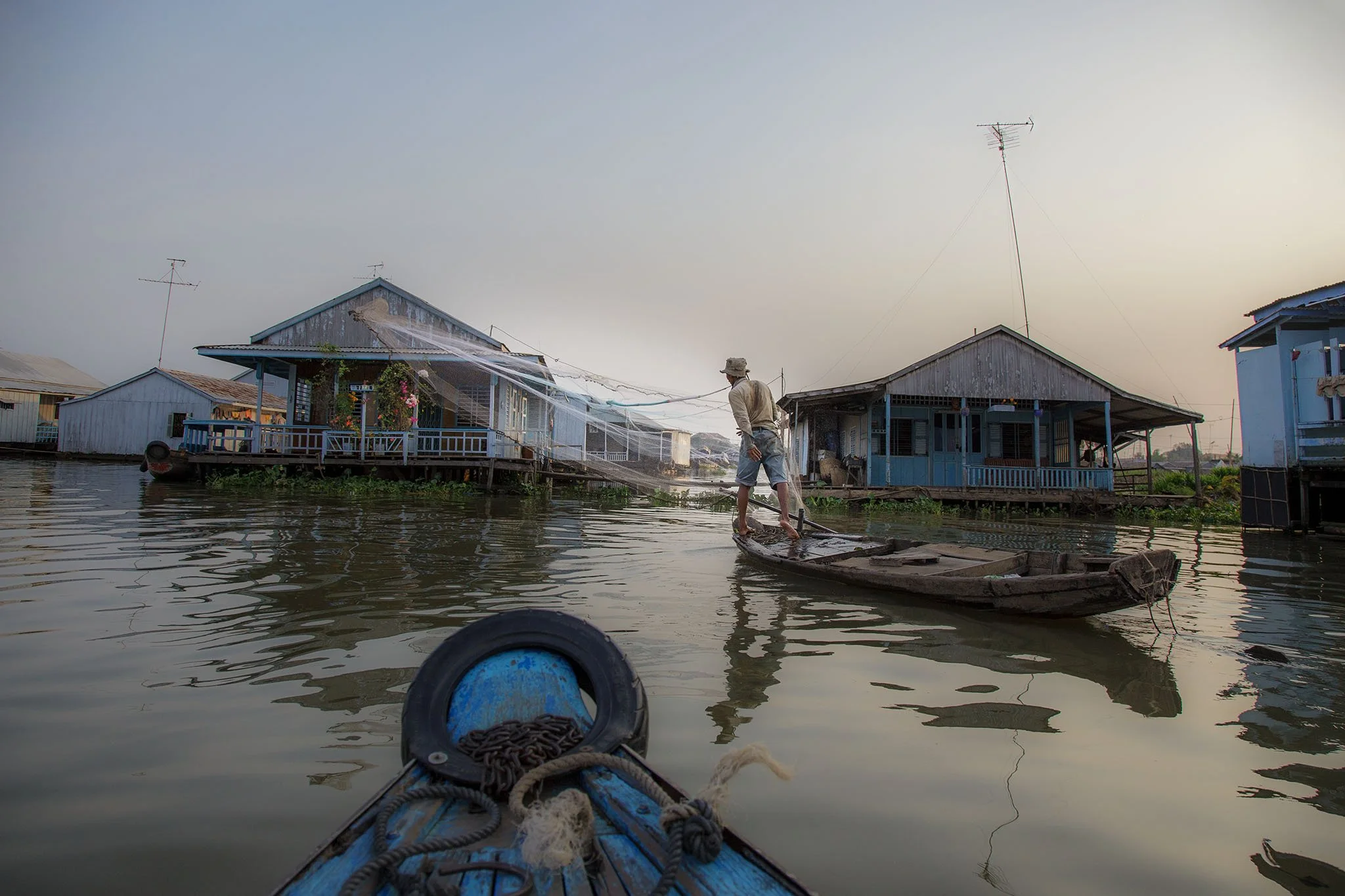 Pêcheur dans un village flottant