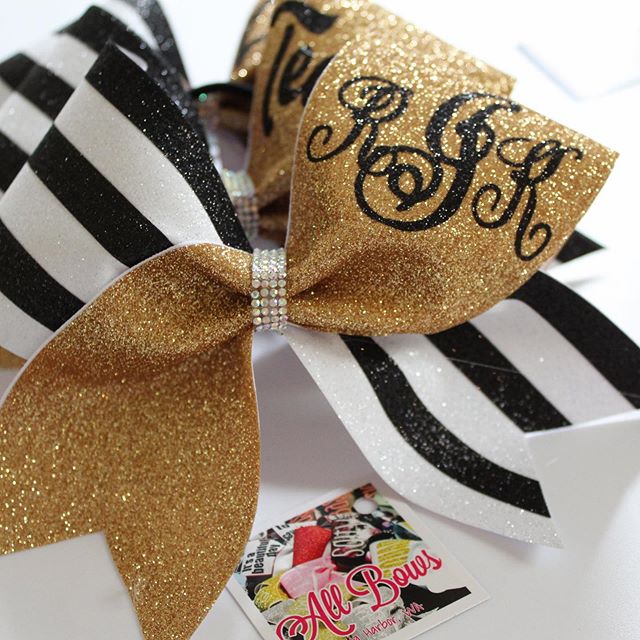 Once again we are flattered that other bow makers are copying our designs...even right here in Washington💕 originality is key when running a bow business 😉 Thank you to our beautiful Brand Rep @ruby.kristina for designing this bow for us! We love y