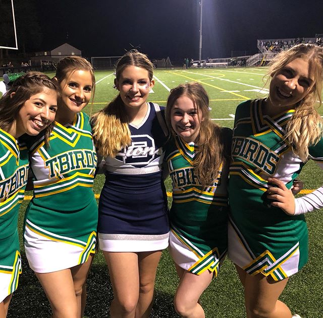 Always ALWAYS love your friends, even if you are opponents ❤️ 🏈 ❤️ 🏈 ❤️ .
.
.
#allbows #allwayslove #fnl #opponentsonthefield #friendsoffthefield #highschoolfootball #washingtonstate #bellarmineprep #tumwaterhighschool