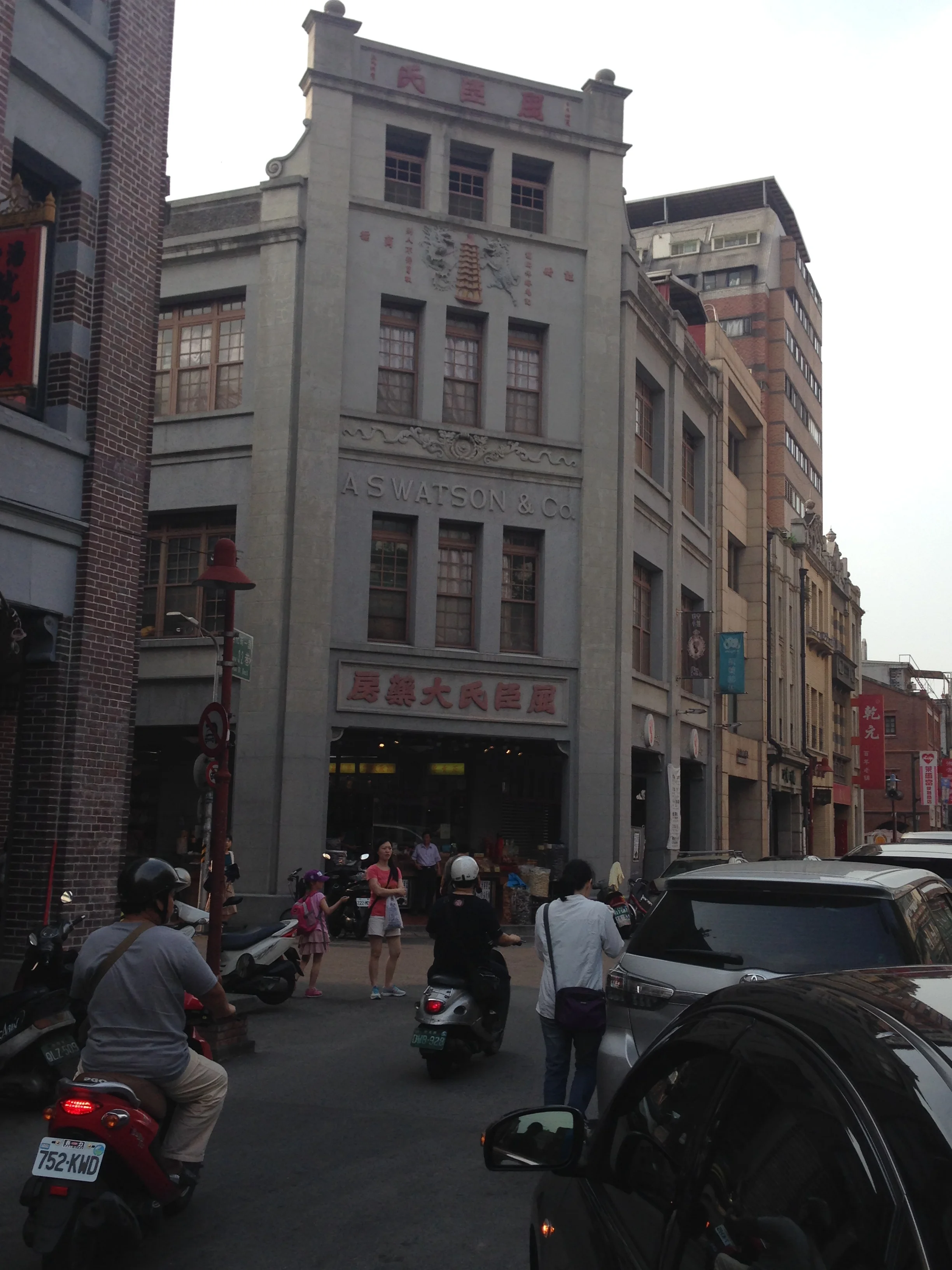 The first Wastons beauty and health care store in Taiwan. Watsons is the "Duane Reade" or "Walgreens" of Asia: http://en.wikipedia.org/wiki/Watsons_Personal_Care_Stores