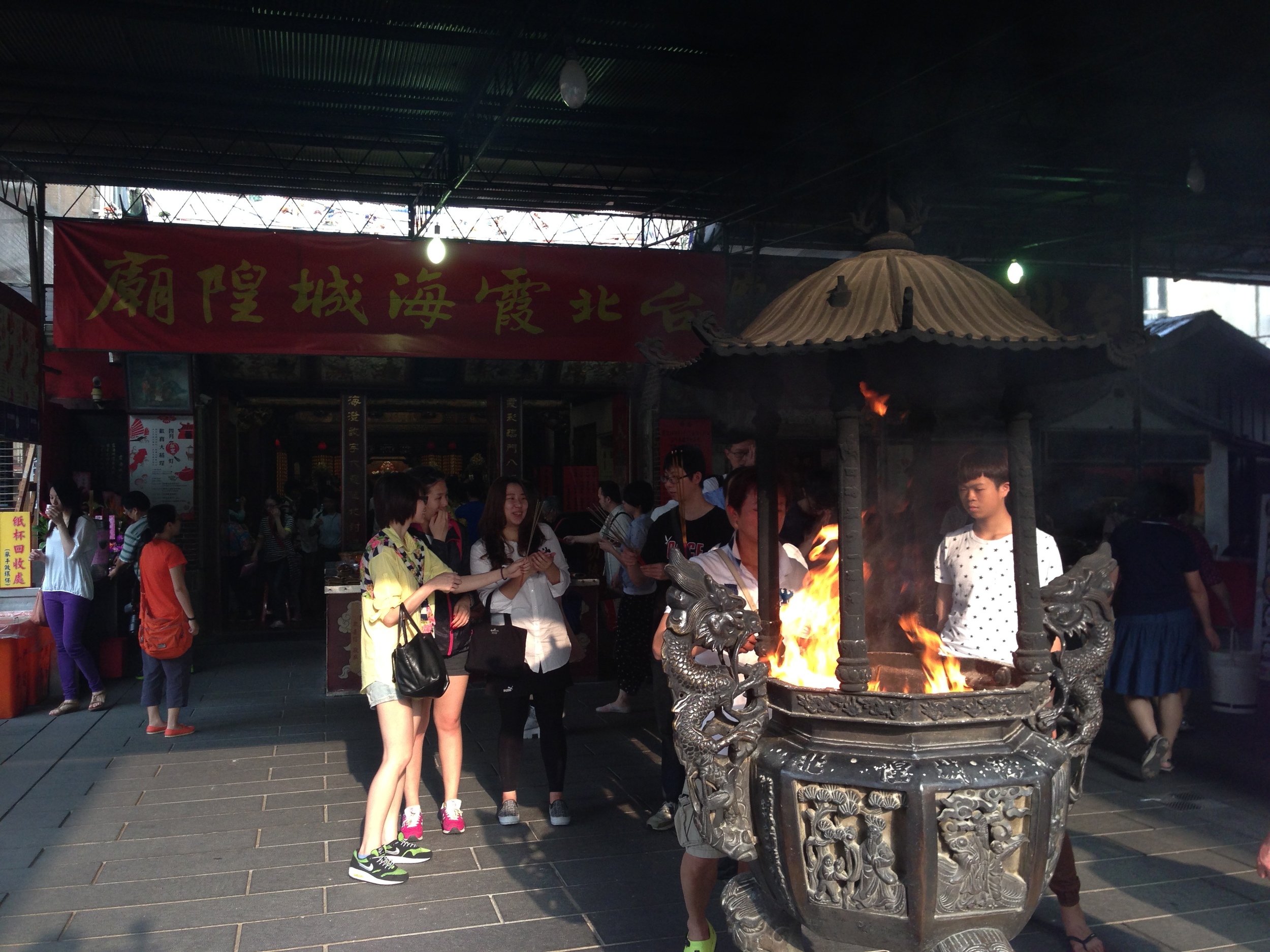 Taipei Xia-Hai City God Temple 台北霞海城隍廟 http://www.dadaocheng.tw/taipei-xia-hai-city-god-temple/2