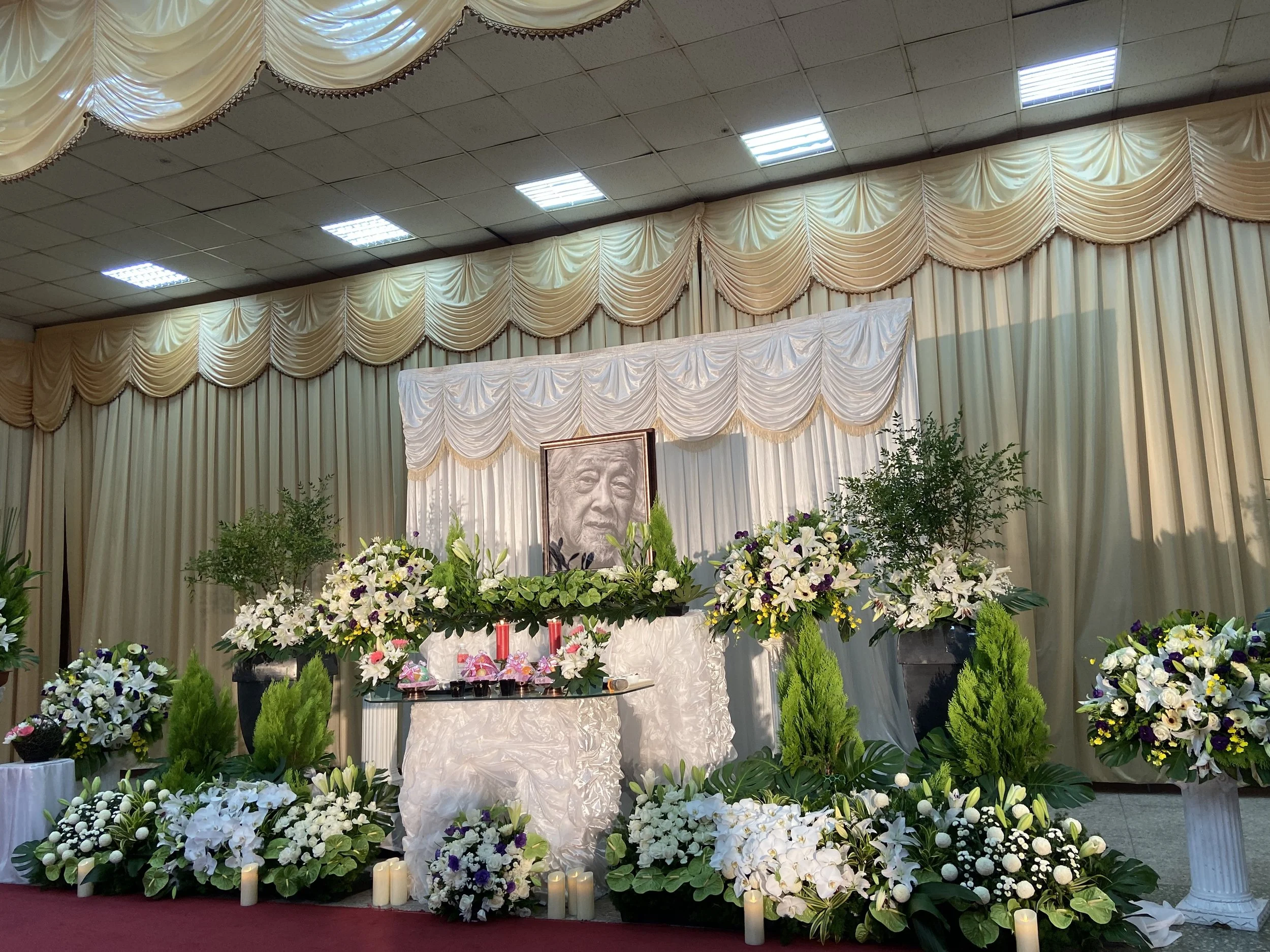Altar at Su Beng's cremation copy.jpg