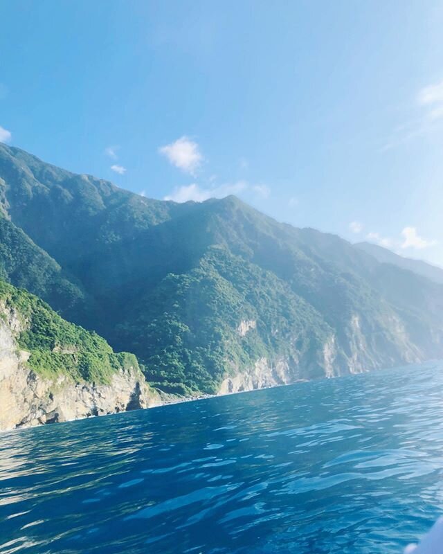 在海上飄呀飄，回望寶島台灣
自在的拋下所有，載浮載沉
享受這片刻，享受當下

#latergram #taiwan #mountainview #seaperspective #kayaking #hualian #tarokonationalpark #clearwatercliff #cliff #台灣 #清水斷崖 #清水斷崖獨木舟 #獨木舟 #海上漂流