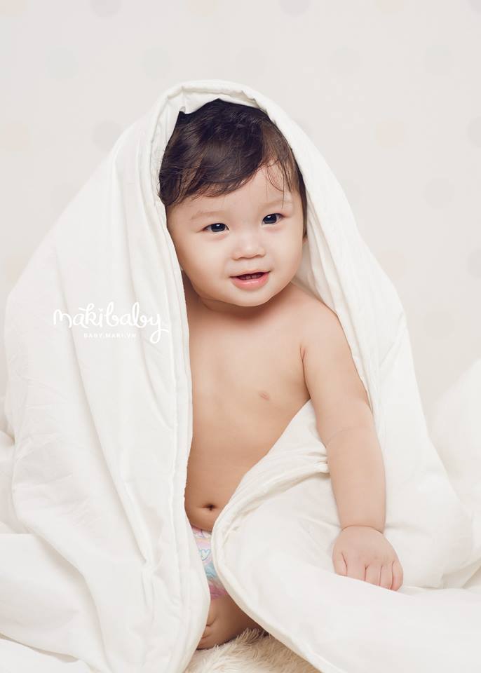 Chụp ảnh cho bé. Ảnh: MAKI Baby