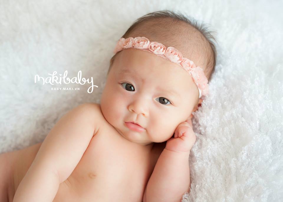 Chụp ảnh cho bé. Ảnh: MAKI Baby