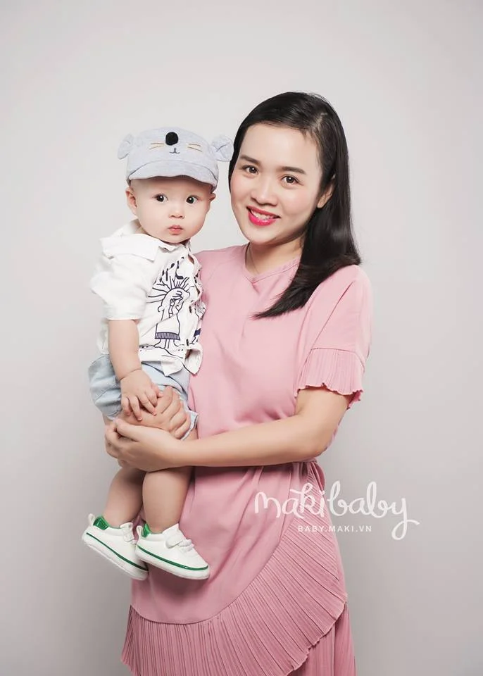 Chụp ảnh cho mẹ và bé. Ảnh: MAKI Baby