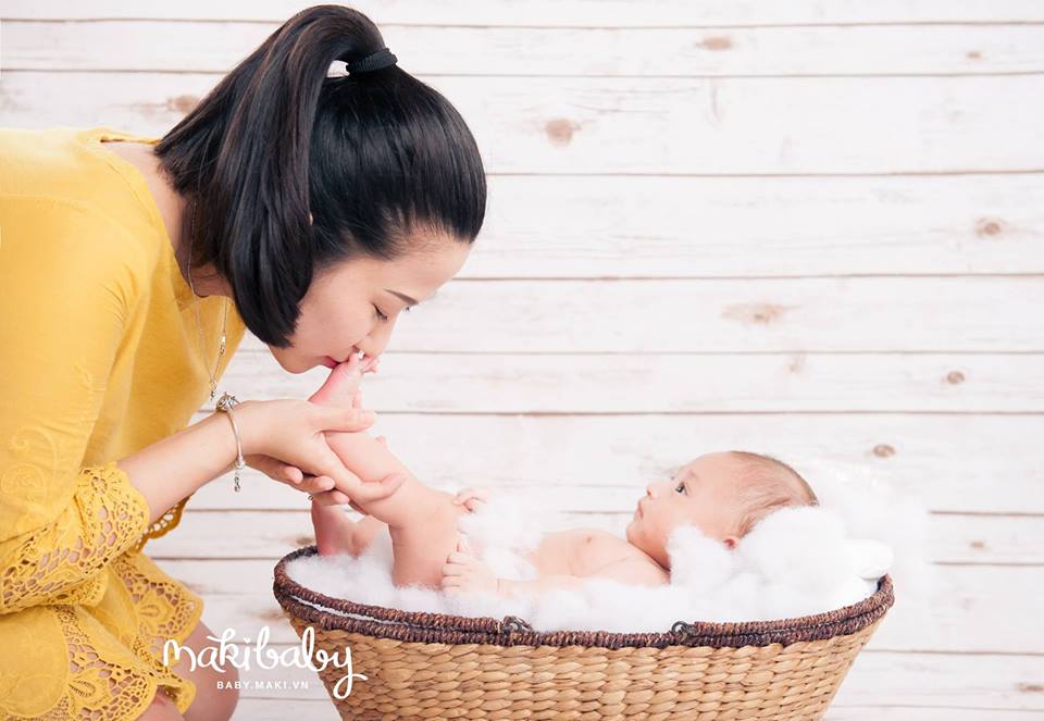 Chụp hình mẹ và bé. Ảnh: MAKI Baby