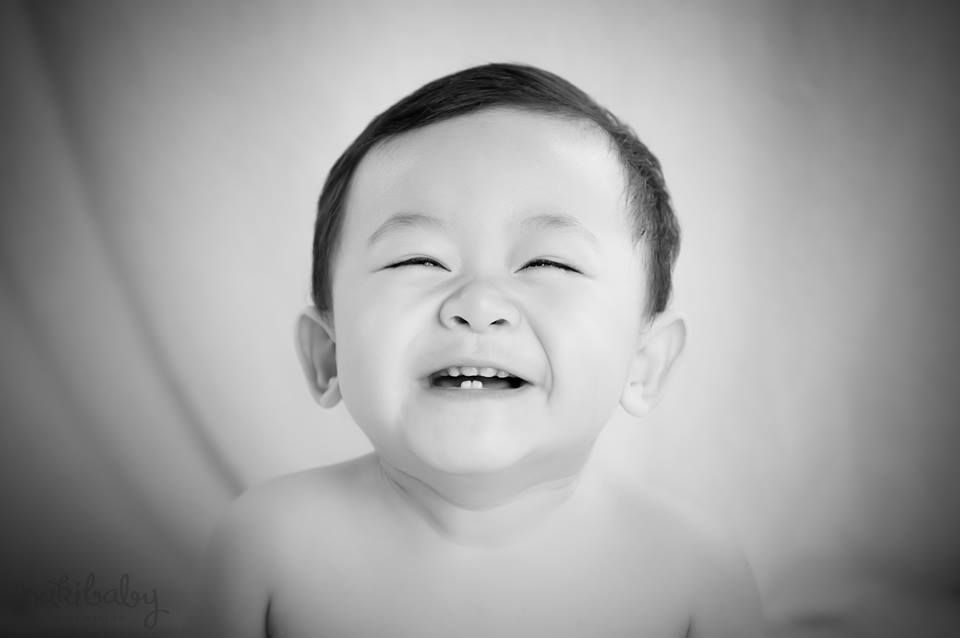 Chụp ảnh cho bé yêu. Ảnh: MAKI Baby