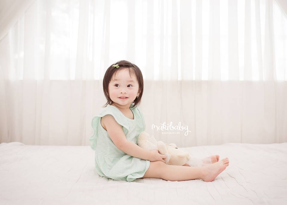 Chụp ảnh cho bé cùng đồ chơi. Ảnh: MAKI Baby