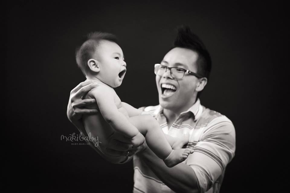 Chụp ảnh cho bé yêu. Ảnh: MAKI baby