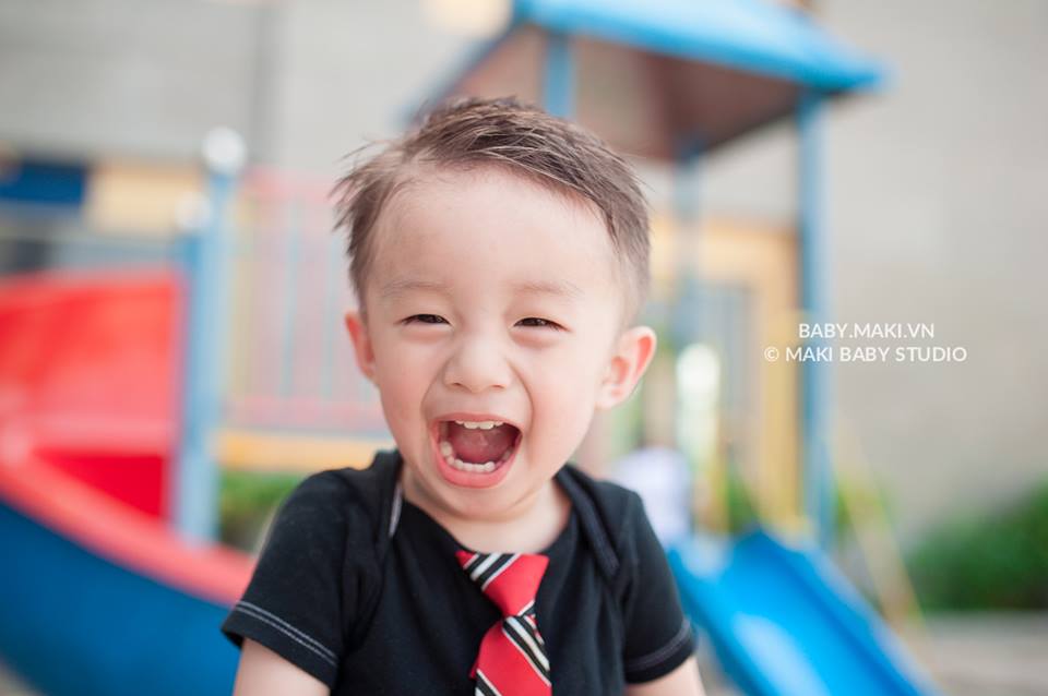 Chụp ảnh cho bé. Ảnh: MAKI Baby