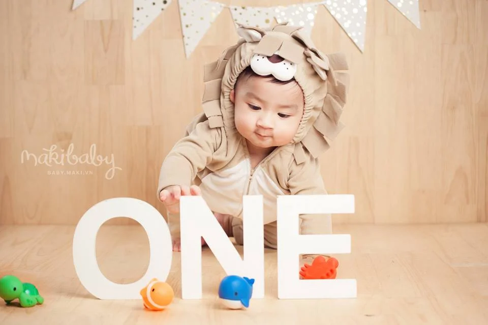 Chụp ảnh cho bé yêu. Ảnh: MAKI Baby thực hiện.