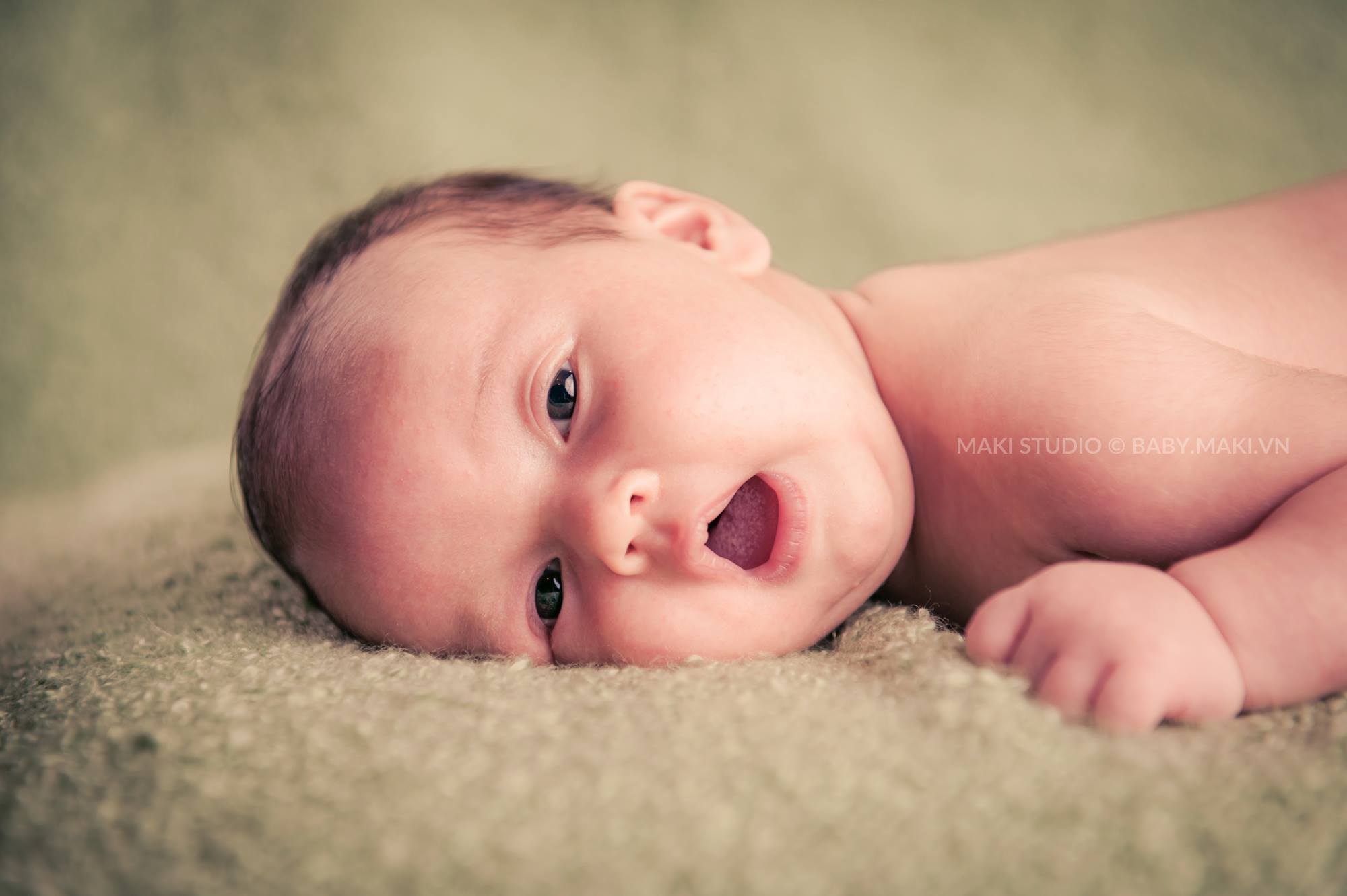 Chụp ảnh cho trẻ sơ sinh. Ảnh: MAKI Baby